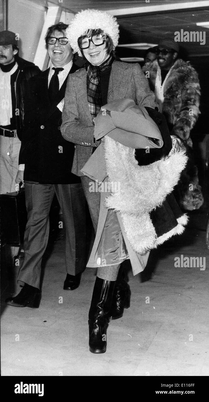 Jan 27, 1976 ; Londres, Royaume-Uni ; l'actrice Shirley Maclaine est né le 24 avril 1934 à Richmond, Virginie, et la sœur de l'acteur Warren Beatty, elle fit ses débuts à Broadway et a une carrière cinématographique se poursuit depuis 50 ans. Sur la photo d'arriver à Londres pour ses débuts à la scène britannique.. (Crédit Image : KEYSTONE/ZUMAPRESS.com) Photos USA Banque D'Images