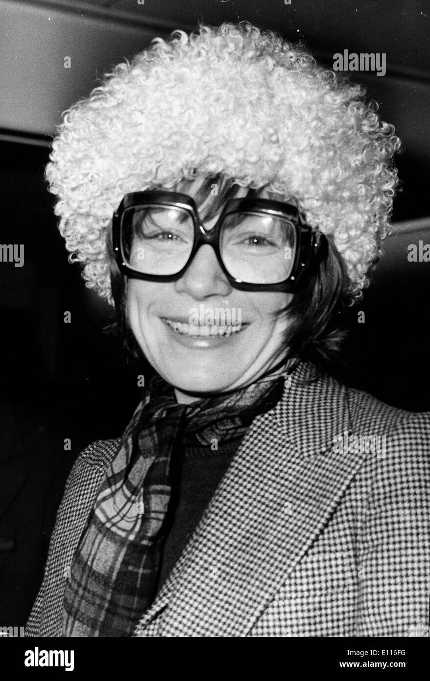 Jan 27, 1976 ; Londres, Royaume-Uni ; l'actrice Shirley Maclaine est né le 24 avril 1934 à Richmond, Virginie, et la sœur de l'acteur Warren Beatty, elle fit ses débuts à Broadway et a une carrière cinématographique se poursuit depuis 50 ans. Sur la photo d'arriver à Londres pour ses débuts à la scène britannique.. (Crédit Image : KEYSTONE/ZUMAPRESS.com) Photos USA Banque D'Images