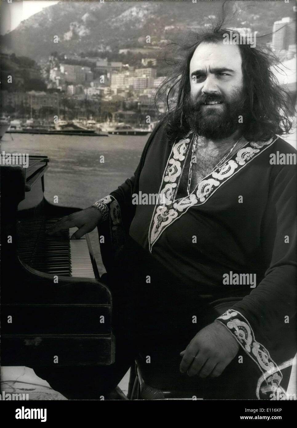 20 février 1976 - Le chanteur Demis Roussos sur les quais à Monaco Banque D'Images