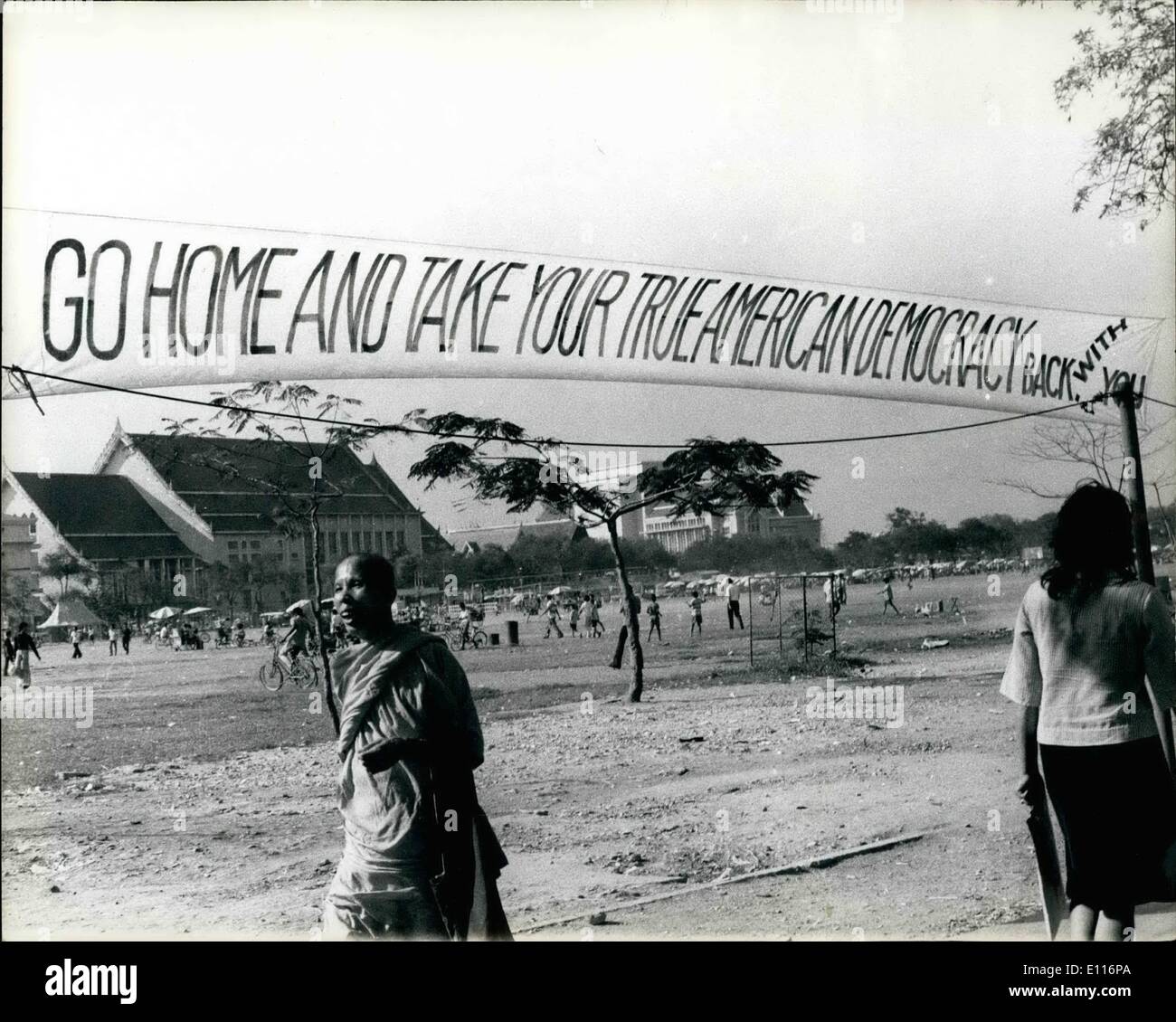 Mar. 03, 1976 - LES ÉTUDIANTS DE L'Université thaïlandaise DEMANDE LE RETRAIT COMPLET DES MILITAIRES AMÉRICAINS À PARTIR DE LA THAÏLANDE. Les étudiants de l'Université thaïlandaise ont mis en place des affiches et bannières dans le cadre de leur campagne de protestation contre la présence de militaires américains en Thaïlande. PHOTO : Une des bannières géant érigé par l'étudiants thaïlandais dans l'un des lieux publics en Thaïlande. Banque D'Images