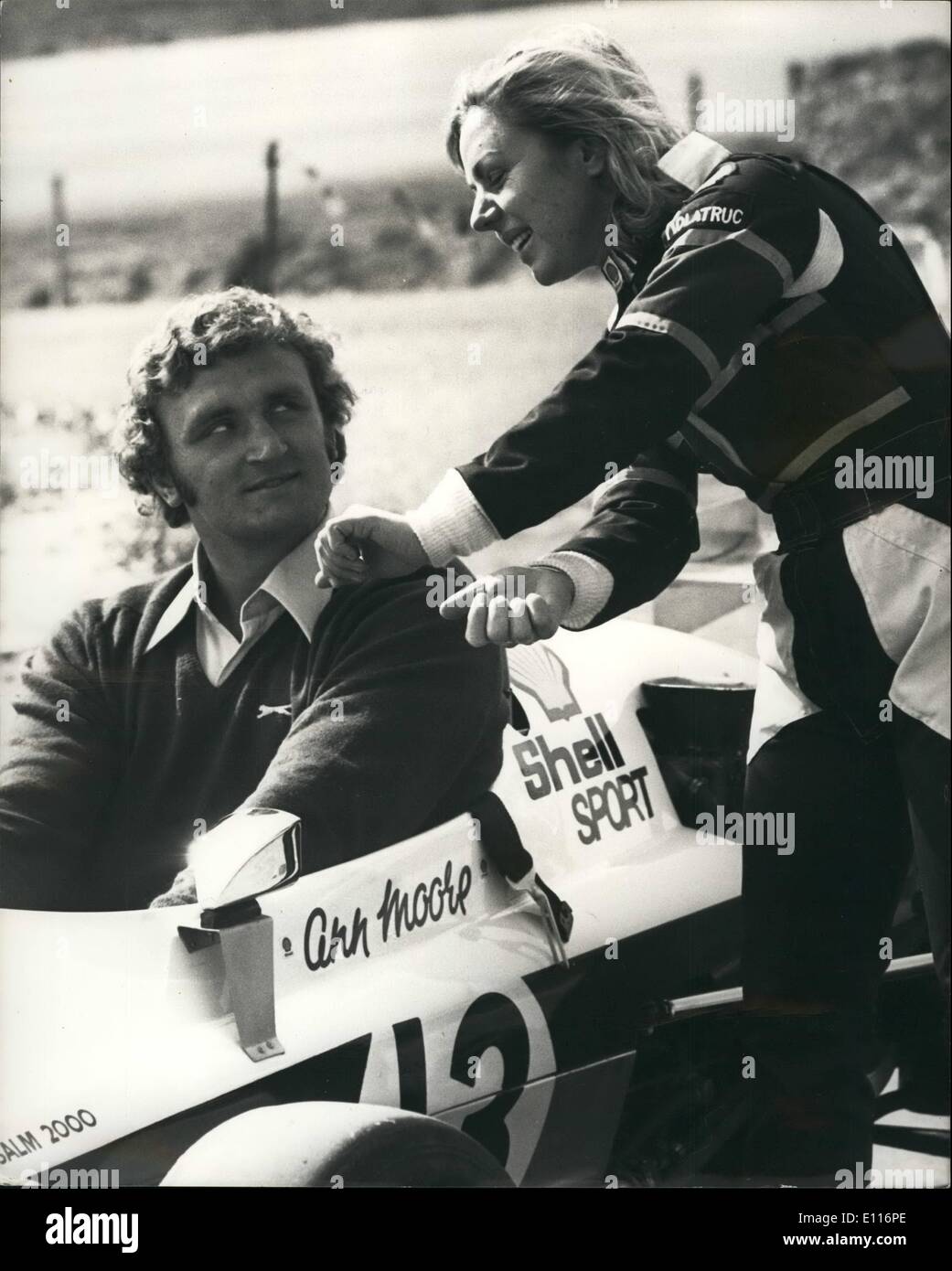 Mar. 03, 1976 - Anne Moore et Joe Bugner pratique à Brands Hatch : Joe Bugner était parmi de nombreuses stars du sport international et olympique qui étaient aujourd'hui à Brands Hatch, pratique pour les prochaines semaines la race au profit de l'organisme de bienfaisance sportsmans Sparks, cavalier montre Champion Ann Moore qui a mis sa main pour course de moto professionnel et sera au volant d'une monoplace pour Elden D 2000 est d'environ 30 courses tout au long de la saison était là pour donner quelques conseils à Joe. Photo montre Anne Moore décrit l'un des bandes hors du circuit pour Joe Bugner. Banque D'Images