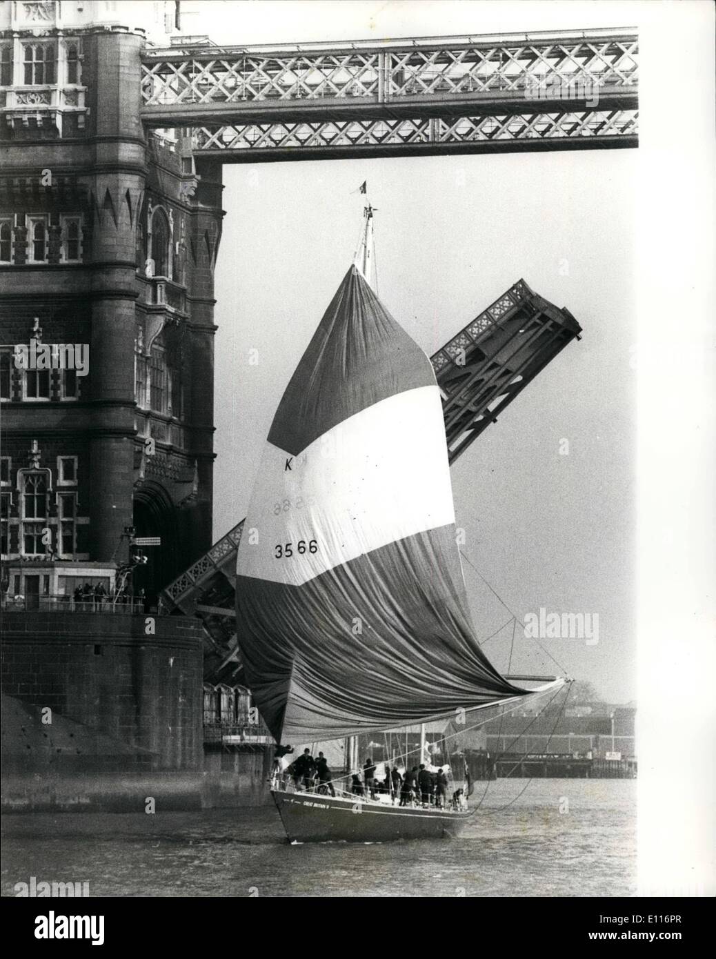 Mar. 03, 1976 - Ted Heath voiles Grande Bretagne 11 la Tamise jusqu'à Greenwich de Tower Pier. : Edward Heath MP, ancien chef de Banque D'Images