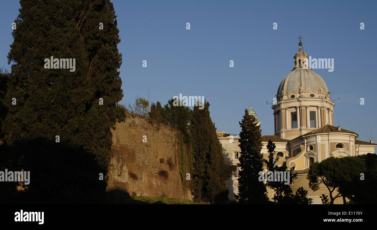 Le Mausolée d'Auguste. t l'arrière-plan, l'église de San Carlo al Corso. Campus Martius. Rome, Italie. Banque D'Images