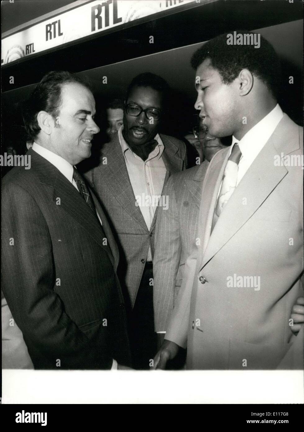 Mars 05, 1976 - célèbre boxeur américain Cassius Clay a été photographié avec Georges Marchais, le chef du Parti communiste français, lors de leur brève rencontre à Radio Télévision Luxembourg's station. Banque D'Images
