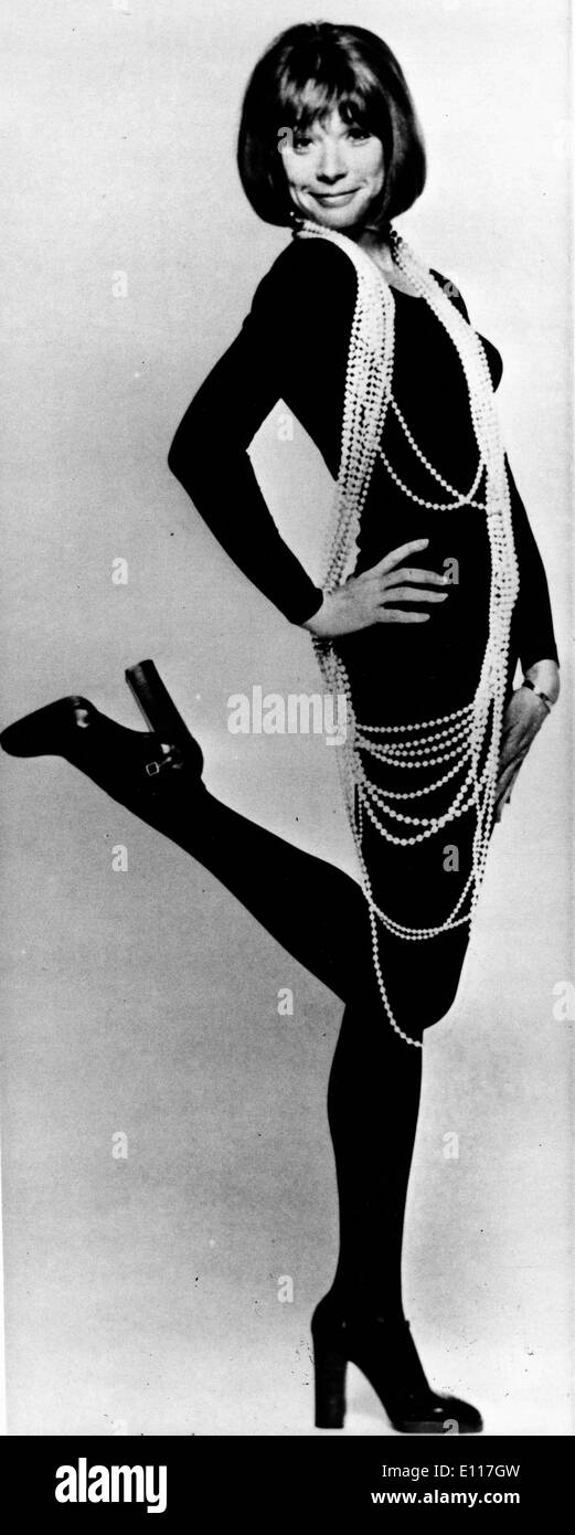 Mar 10, 1976 ; Berlin, Allemagne ; l'actrice Shirley Maclaine est né le 24 avril 1934 à Richmond, Virginie, et la sœur de l'acteur Warren Beatty, elle fit ses débuts à Broadway et a une carrière cinématographique se poursuit depuis 50 ans.. (Crédit Image : KEYSTONE/ZUMAPRESS.com) Photos USA Banque D'Images