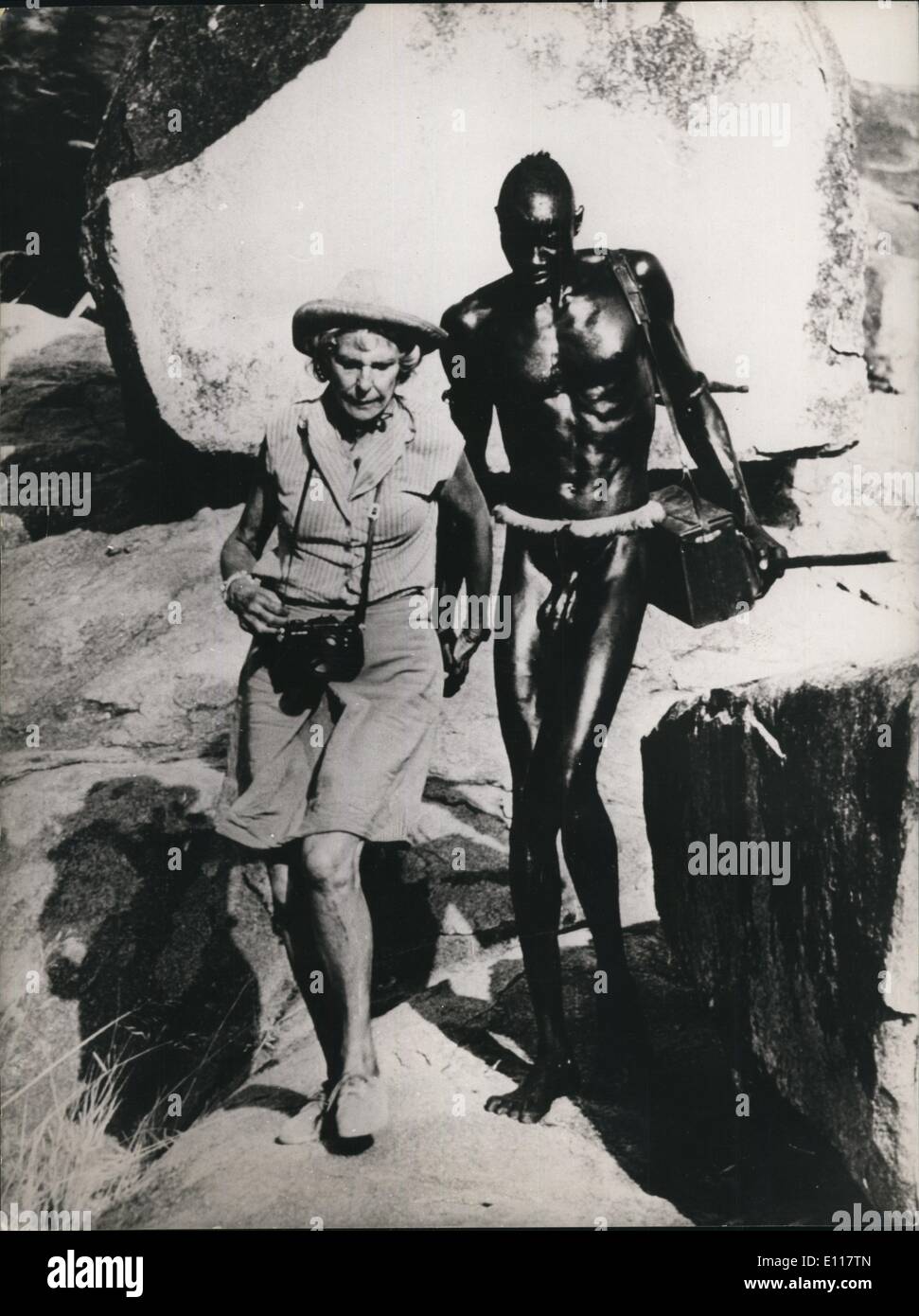 Avril 04, 1976 - Gold Award pour l'allemand : Leni Riefenstahl Leni Riefenstahl, le photographe allemand, a reçu une médaille d'or par l'Art Directors Club de l'Allemagne pour le meilleur les œuvres photographiques de 1975. Le prix a été remis pour ses photos sensationnelles de la tribu nouba qui seront publiés dans un livre illustré, appelé ''Les Nouba de Kau'' en août de cette année. Photo montre Leni Riefenstahl photographié pendant son séjour avec les Nuba avec un membre de la tribu qui porte son équipement. Banque D'Images