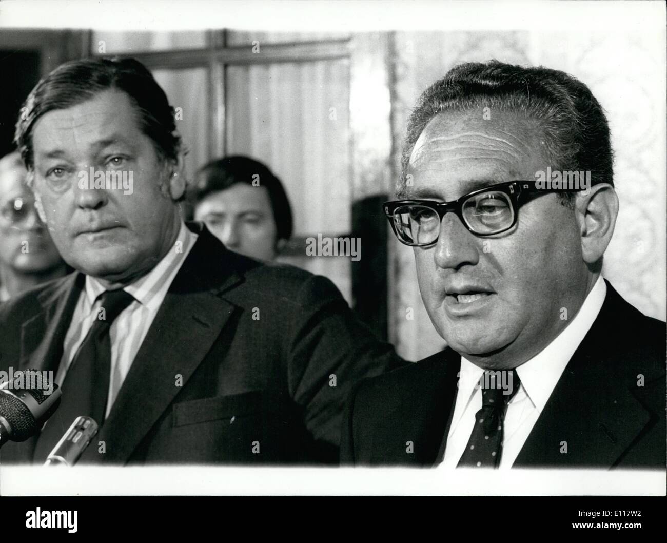 Avril 04, 1976 - Le Dr Kissinger des fichiers dans des pourparlers pour le petit déjeuner avant de contribuer sa tournée de sept capitales africaines : M. Kissinger, secrétaire d'Etat américaine, après une brève escale à Londres ce week-end, a rencontré M. Anthony terres cultivées, la nouvelle ministre des affaires étrangères, pour des entretiens sur un ''petit-déjeuner de travail '' à une Raf Raf au mess des officiers de la ouate-tonne, Lincolnshire, dans les deux heures M. Kissinger a été repris l'air de s'envoler pour Nairobi pour le départ a été d'une deux semaines de visites de sept capitales africaines en vue d'éviter une guerre à grande échelle en Rhodésie. photo montre M. Kissinger atteints par M. Banque D'Images