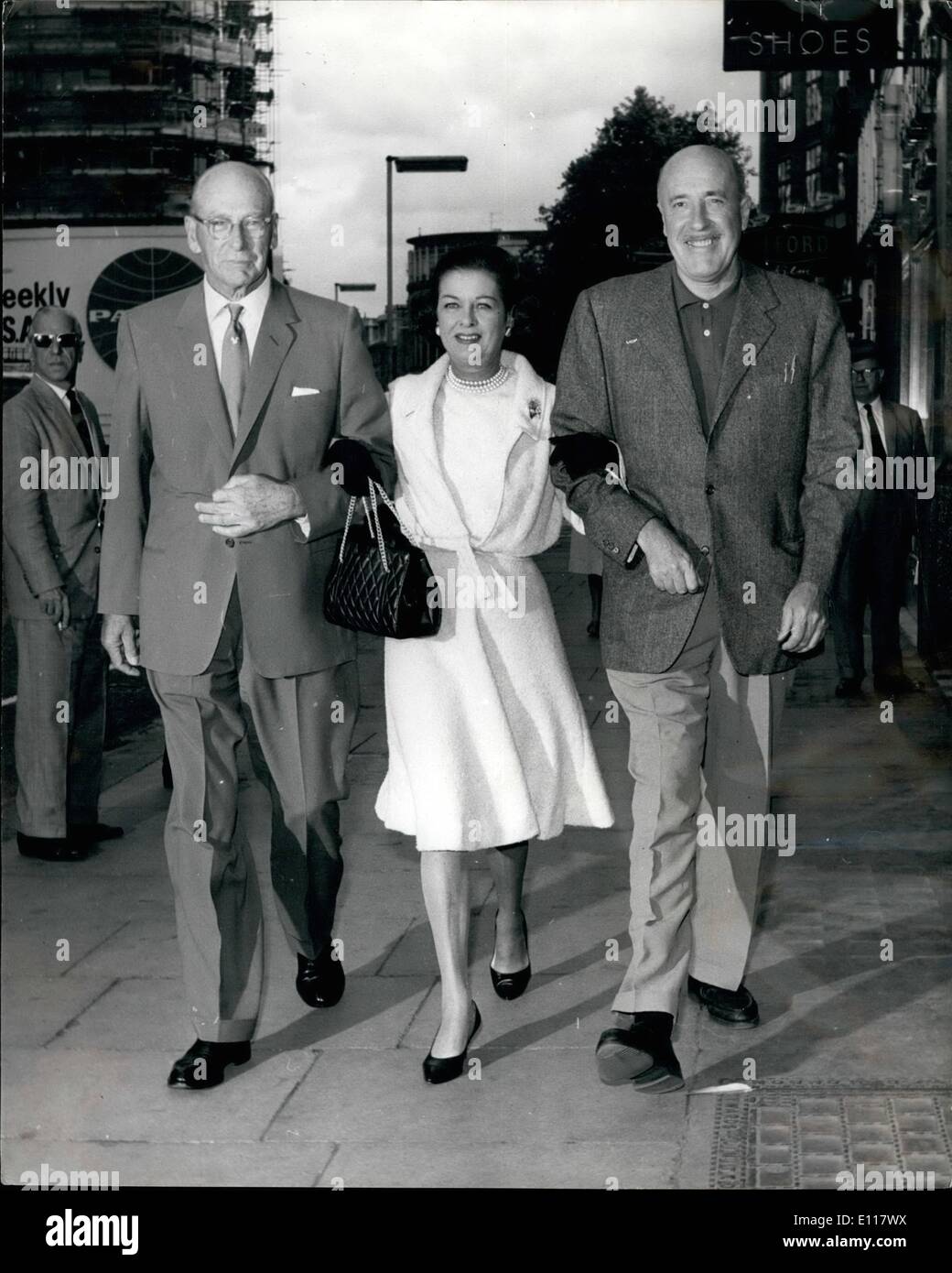 Avril 04, 1976 - Joan Bennett à star dans Londres Show : acteur de cinéma américain des années 40, Joan Bennett est venu à Londres pour jouer le rôle principal dans le succès de la comédie américaine ''Jamais trop tard'' qui a eu beaucoup de succès de l'exécution de neuf mois sur Broadway. et s'ouvre au Prince of Wales Theatre le mois prochain après semaine tourne à Nottingham et le Manchestert. Joan Bennett a fait plus de 70 films. Photo montre (de gauche à droite) Le directeur George Abbott, - les 76 ans de ''Grand Old Man of Broadway - Joan Bennett et sa co-star Fred Clark. Banque D'Images