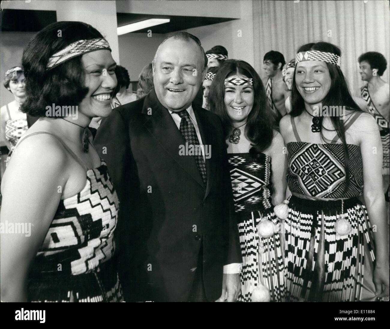 Avril 04, 1976 - Nouvelle-Zélande Le premier ministre et son épouse arrivent à Londres pour une visite de six jours Photo montre presque comme à la maison bienvenue à M. Robert Nuldoon que de l'herbe longeait Maoris vivant à Londres ont scandé un message d'origine à l'aéroport d'Heathrow quand le premier ministre néo-zélandais et son épouse sont arrivés sur une visite de six jours en Grande-Bretagne. Banque D'Images