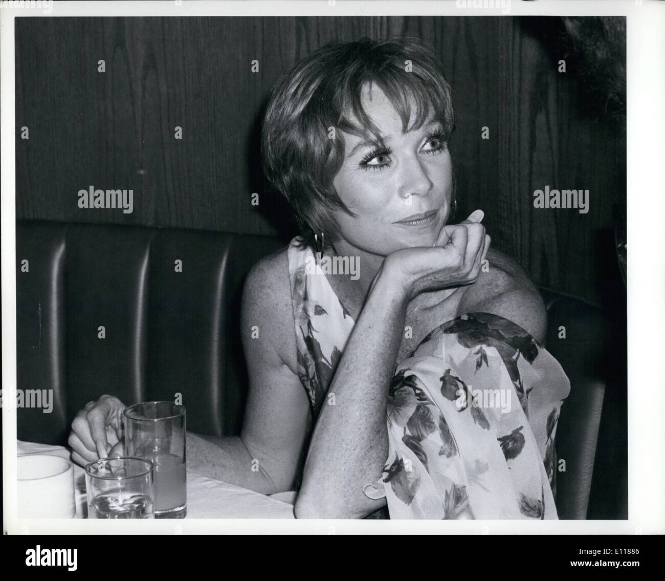 Avril 04, 1976 - Shirley MacLaine au Star Palace restaurants New York City , après la première nuit de son spectacle ''Shirley Maclaine au Palais. Banque D'Images