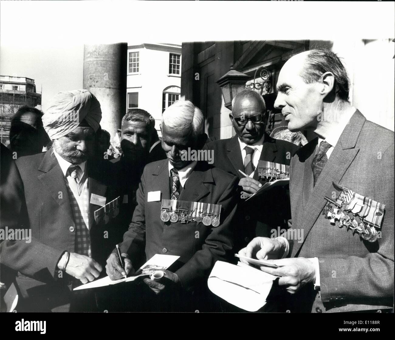 Avril 04, 1976 - Titulaires de la Croix de Victoria et la Croix de George assister à un service à St.-Martins-In The-Fields : Les titulaires de la Croix de Victoria et la Croix de George qui sont à Londres à partir de la maison et à l'étranger pour leur réunion annuelle, ont assisté aujourd'hui à un service spécial à St Martins-dans-le-champs. La photo montre Photo ensemble après le service d'aujourd'hui sont (de gauche à droite) Le capitaine Oian soupir, V.C. de Bombay ; Jem Namdeo Jahov, VC de Bombay (l'Homme à lunettes inconnu) et le Colonel Cheshire VC. Banque D'Images