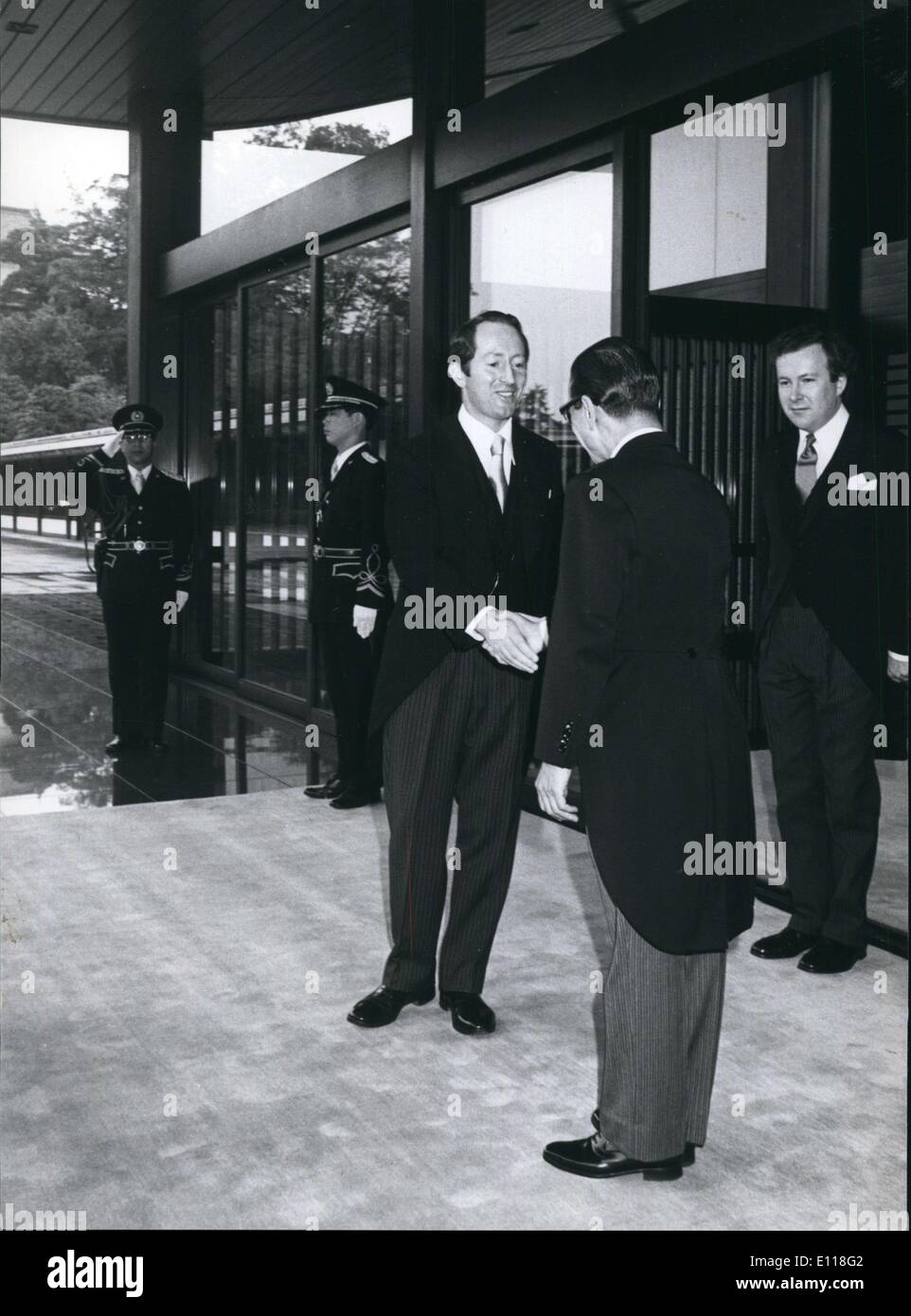 Avril 16, 1976 - L'Ambassadeur irlandais pour le Japon répond à l'Empereur : le nouvel ambassadeur d'Irlande au Japon, David Neligan, est accueilli par un fonctionnaire de l'Imperial Palace, Tokyo à son arrivée à présenter ses lettres de créance à l'empereur. Banque D'Images