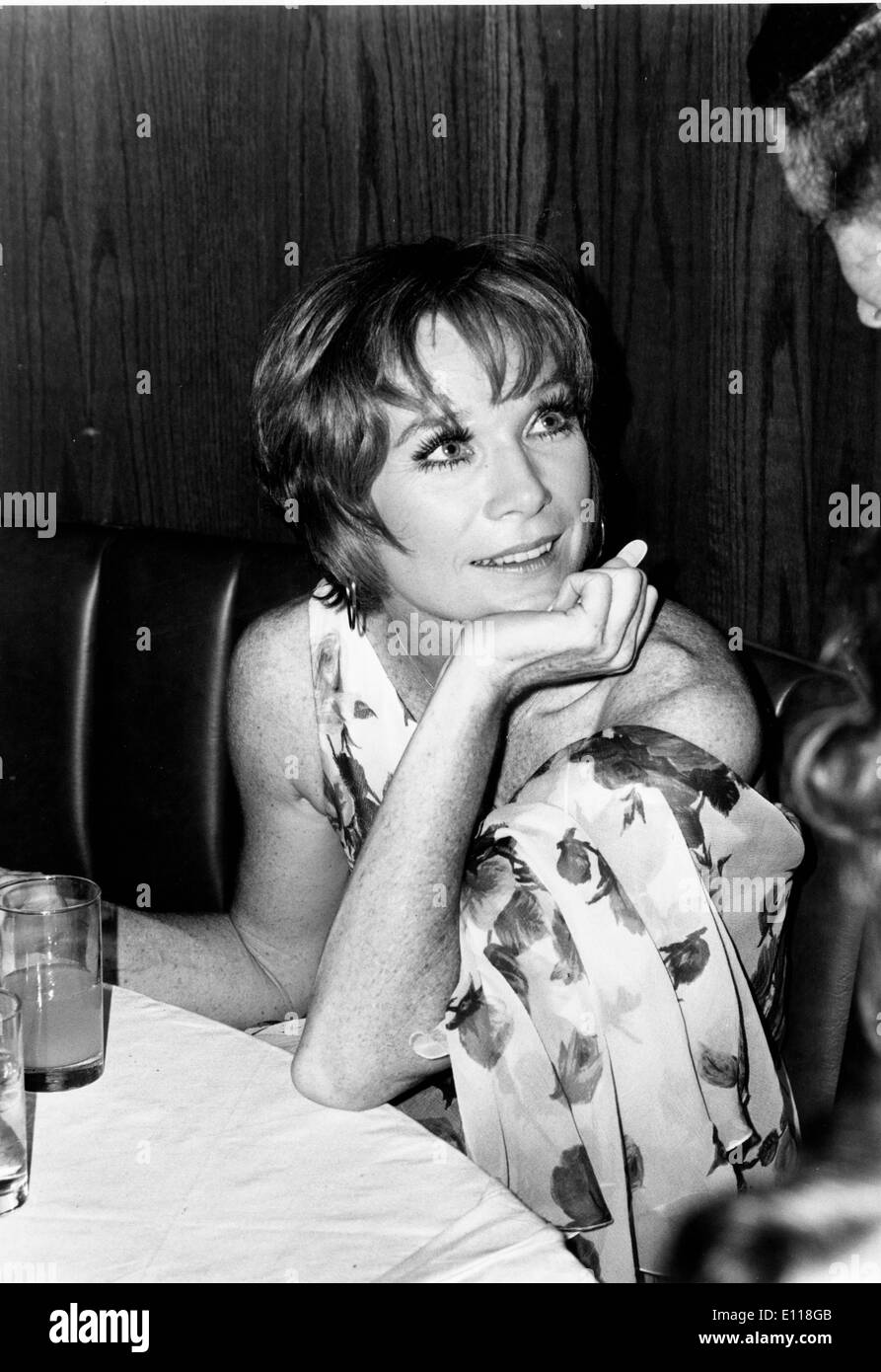 Apr 19, 1976 ; New York, NY, USA ; l'actrice Shirley Maclaine est né le 24 avril 1934 à Richmond, Virginie, et la sœur de l'acteur Warren Beatty, elle fit ses débuts à Broadway et a une carrière cinématographique se poursuit depuis 50 ans. . (Crédit Image : KEYSTONE/ZUMAPRESS.com) Photos USA Banque D'Images