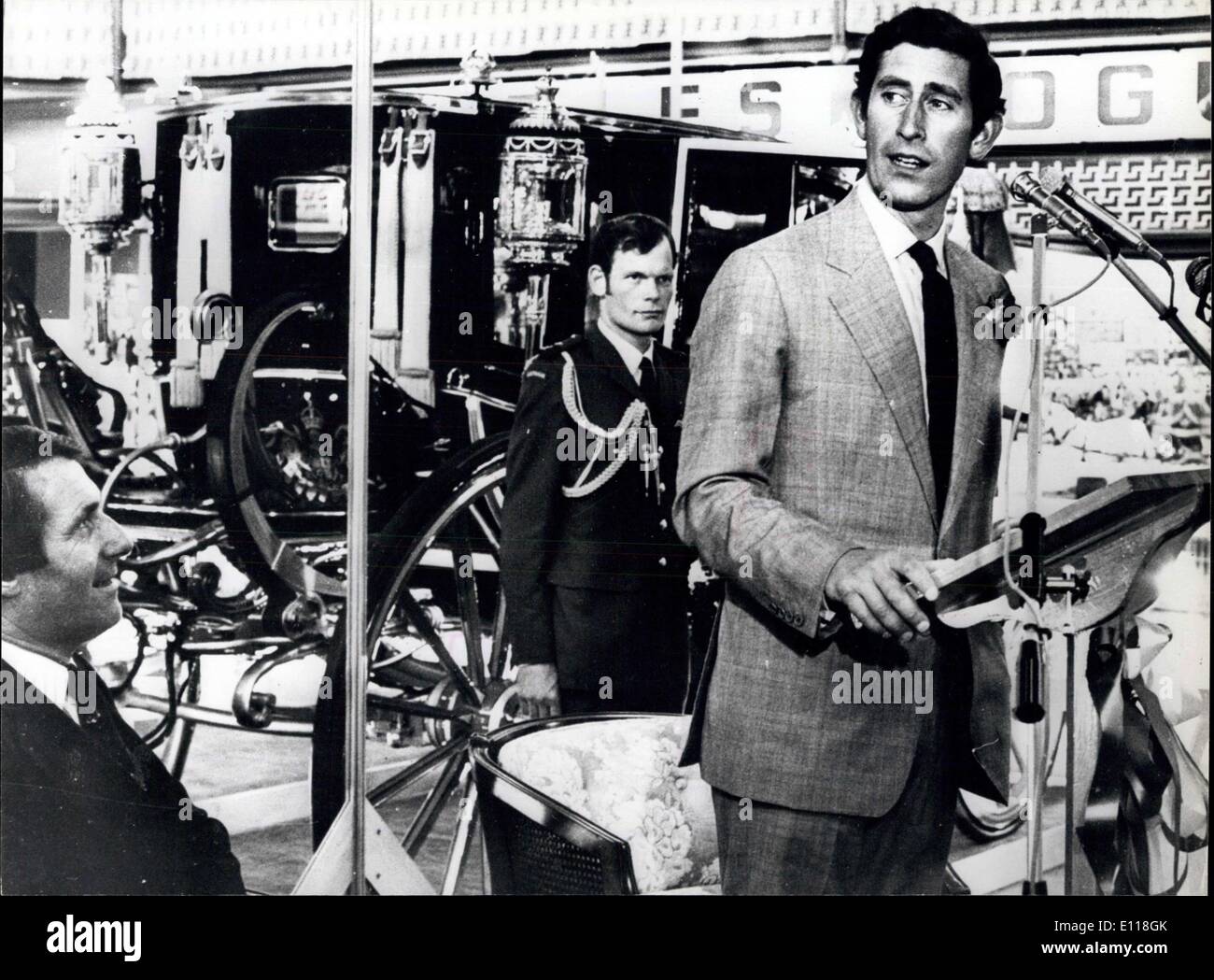 Avril 20, 1976 - Le Prince Charles à Canberra. Photo montre : le Prince Charles vu parler au cours de sa visite à une exposition d'Entraîneurs Royal à Canberra, Australie. Banque D'Images
