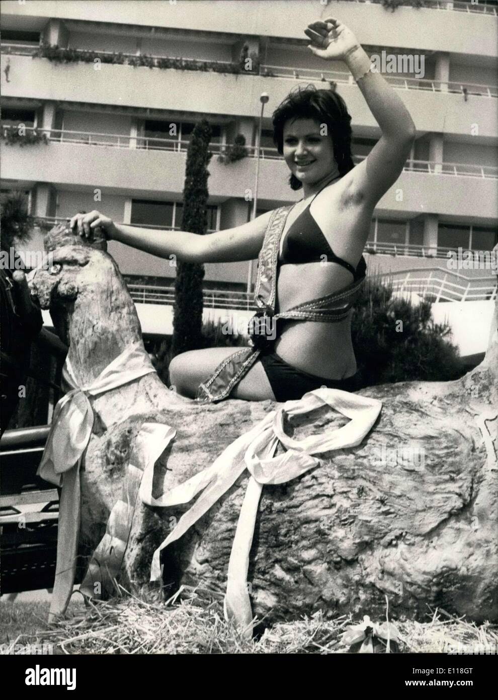 20 avril 1976 - La Côte d'Azur, peut ajouter une plus manquer à sa longue liste de beautés. ''Miss'' de Pâques juste a été élu à la marina baie des Anges. Son nom est un Pimleur Frederick, 16 ans, qui a passé ses 50 kg doucement à une 150 kg de chocolat et de nougat hen, réalisés en 52 heures par René Tosti. Banque D'Images