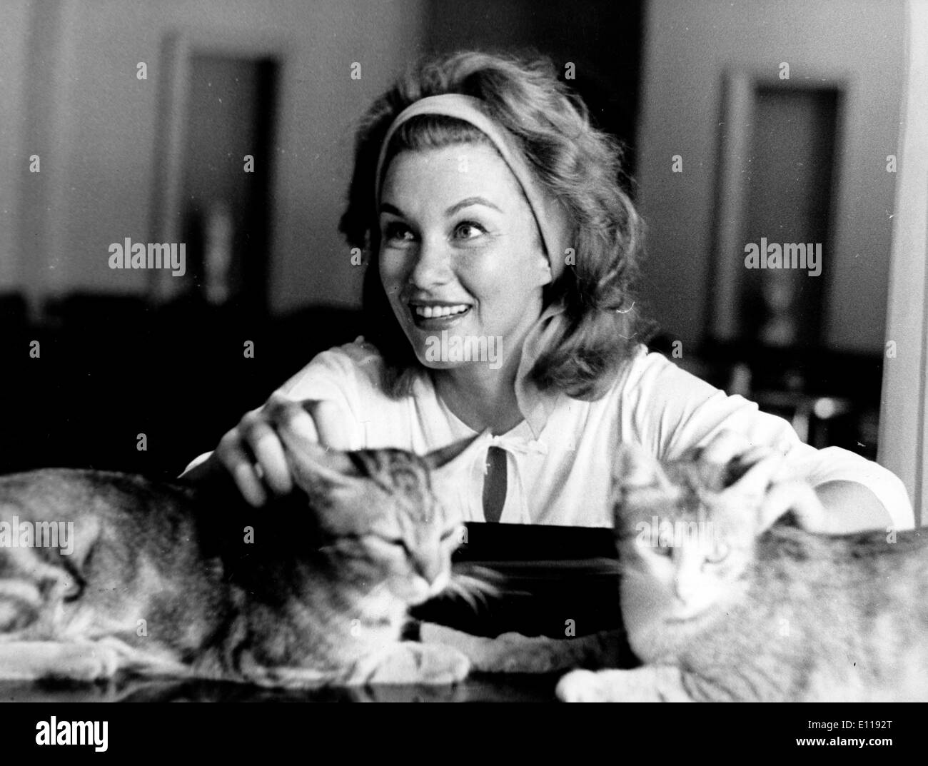 L'actrice Linda Christian joue avec deux chats Banque D'Images