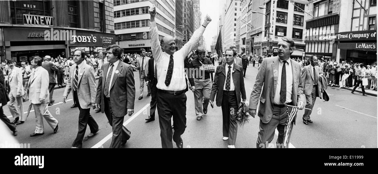 Le maire Edward Koch promenades dans la parade de la fête du Travail Banque D'Images