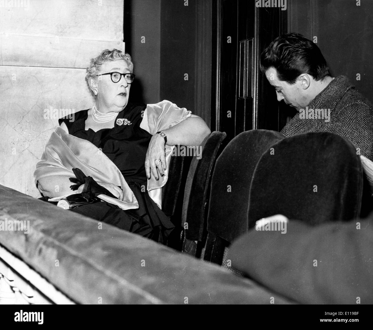 Agatha Christie assis dans le 'Dock' Banque D'Images