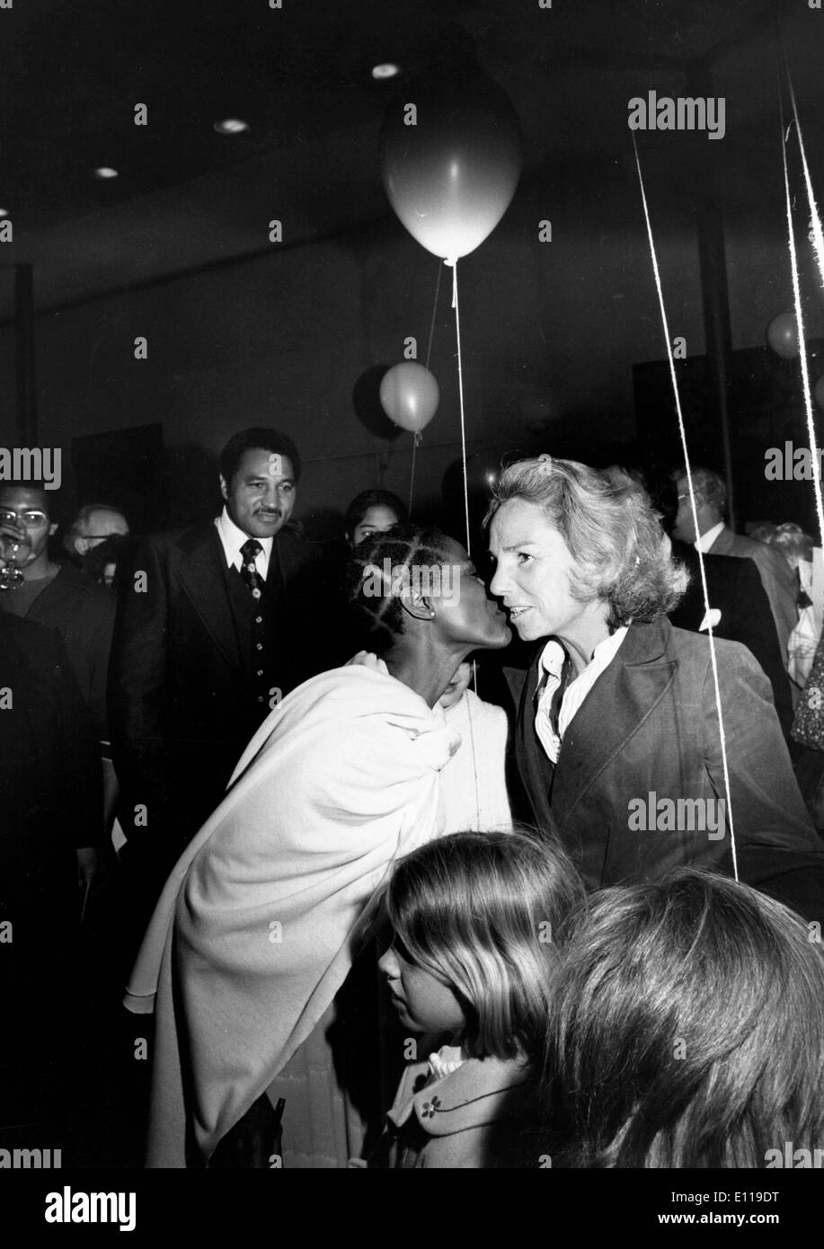 Mai 04, 1976 ; Washington, VA, USA ; Ethel Kennedy d'être embrassé par CICELY TYSON lors de la première mondiale de "l'Oiseau Bleu" à l'Eisenhower Theatre. Banque D'Images