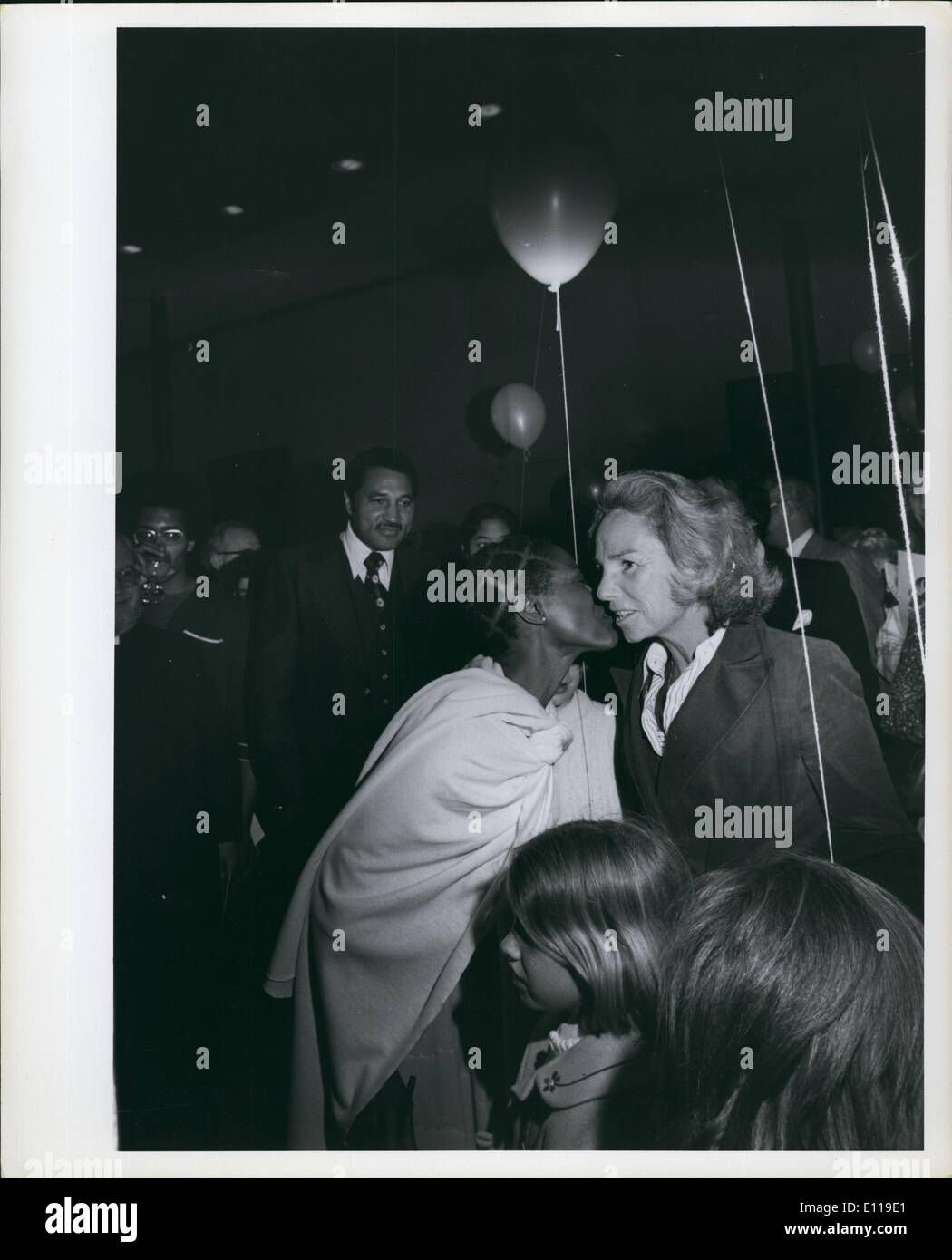 05 mai 1976 - ''The Blue Bird'' World Premiere Inlower Theatre : Ethel Kennedy est embrassé par Ciecly Tyson Banque D'Images
