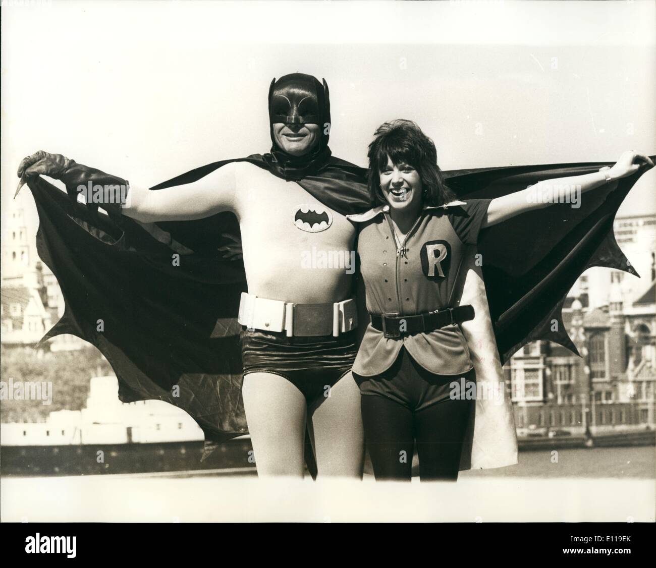 05 mai 1976 - Batman à apparaître en tant qu'invité sur l'émission de télévision week-end Londres ''Samedi'' : le célèbre ''Batman'', alias Adam West, en ce moment sur une visite éclair à Londres, est à paraître pour Londres Week-end de la télévision en tant qu'invité de ''Samedi'' le programme hebdomadaire pour les jeunes. Photo montre Batman (Adam West) en compagnie de Slly James, le présentateur de "scène aturdya'', qui est habillé en Batman, Robin's assistant, quand ils se sont rencontrés à South Bank Centre à Londres télévision aujourd'hui. Banque D'Images