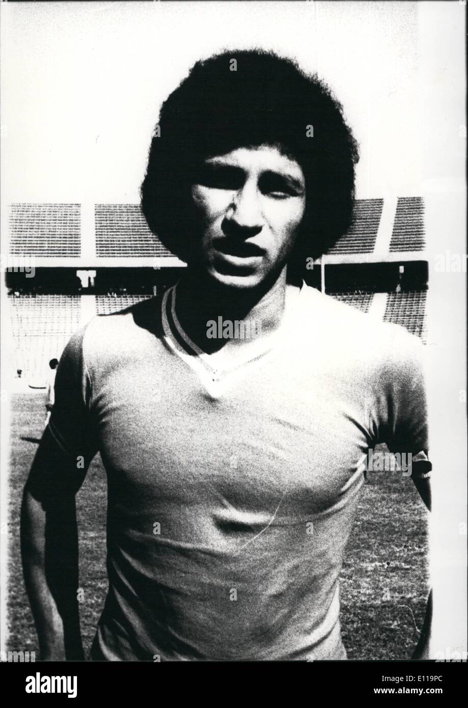 05 mai 1976 - L'Équipe nationale de soccer bat la Mehalla 4-0 de l'équipe pour la deuxième année consécutive, la troupe a remporté le championnat de football quand cette équipe l'équipe de Mehalla battu 4-0 dans un match au stade du Caire hier. Photo montre Mahmoud El Khatib, le meilleur joueur de soccer, du National Sporting club, qui était l'as de la correspondance. Banque D'Images