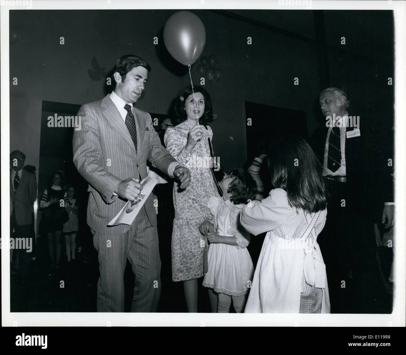 05 mai 1976 - L'Oiseau Bleu Premiere Kennedy Center de Washington DC. Lynda Bird & Charles Robb avec Douplties Lucinda & Cathy Banque D'Images