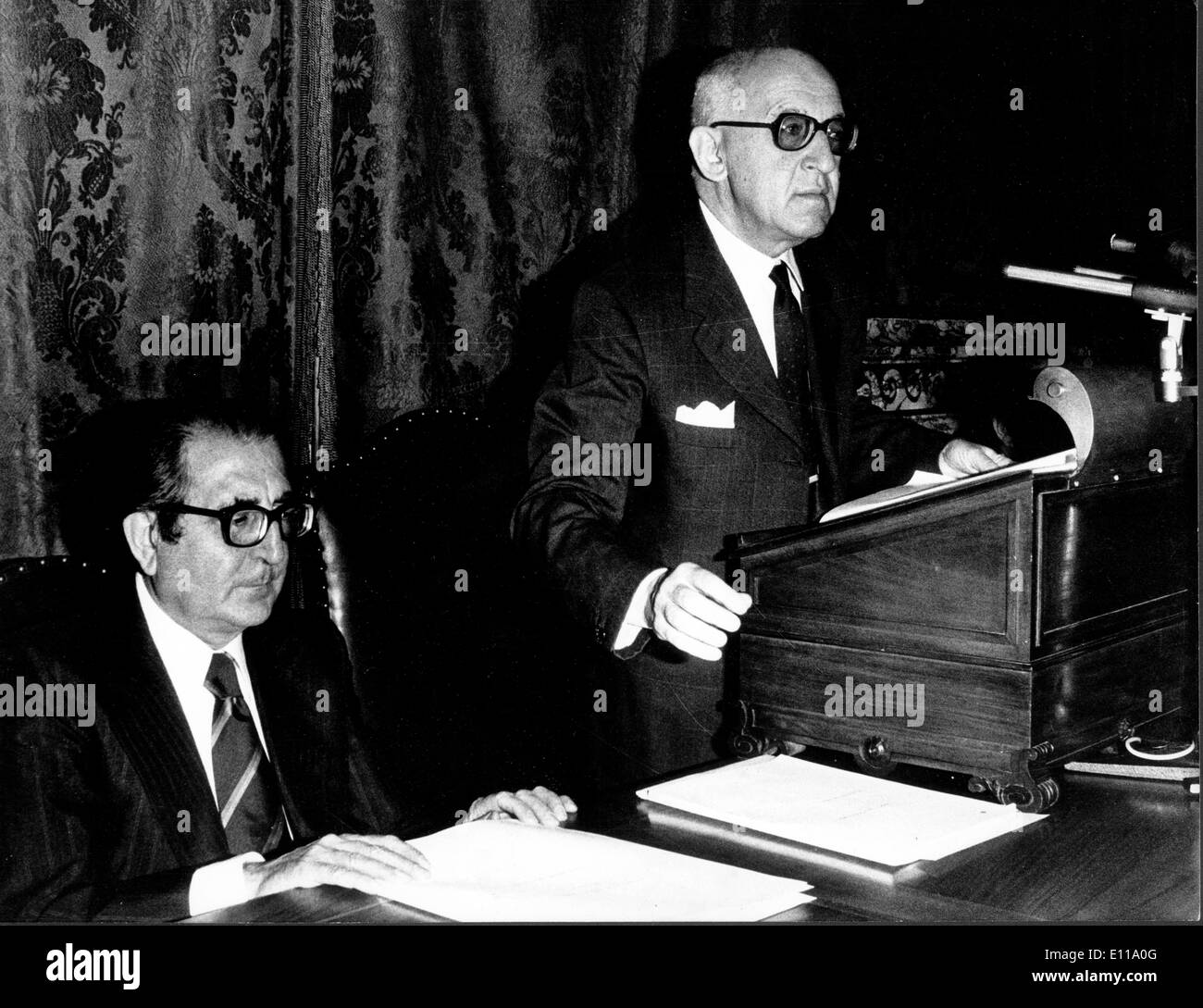 31 mai, 1976 ; Rome, Italie, le 82 Assemblée générale de la Banque d'Italie, le plus grand institut financier italien. Le nouveau gouverneur de la Banque, Signor PAOLO BAFFI a tenu la relation, le premier de son bureau. La photo montre M. Baffi tenant le rrelations lors de l'Assemblée générale. Banque D'Images