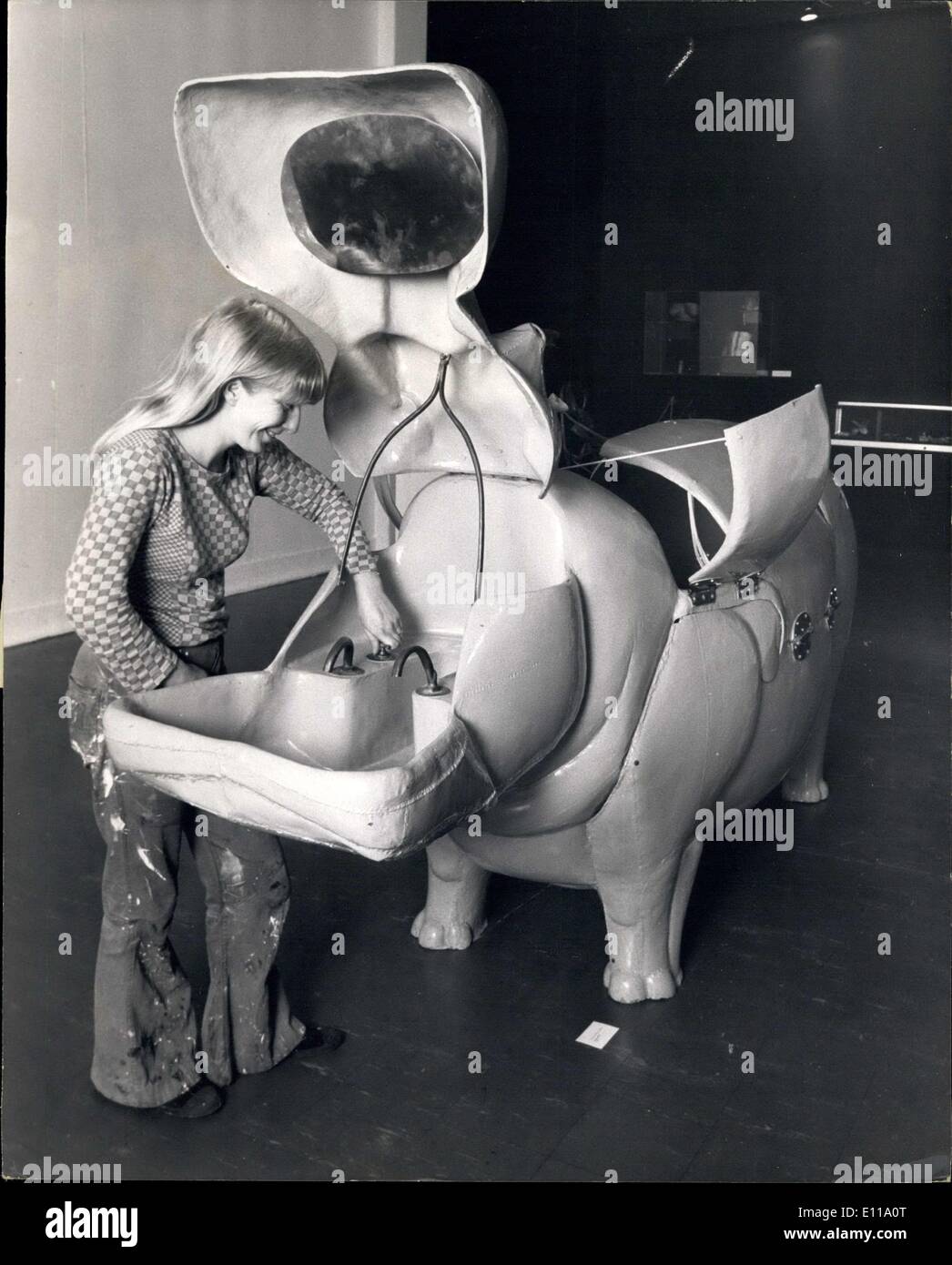 Juin 01, 1976 - Une exposition unique d'animaux sculptés : une exposition d'animaux domestiques et d'autres créatures s'ouvre demain 2 juin à la chapelle blanche Art Gallery. Ils sont bizarre à la recherche des sculptures d'un mari et sa femme française, François-Xavier et Claude Lalanne de Paris. Leur studio et la maison est dans un village près de Fontenbleau, Paris. Ils produisent le plus étrange et inhabituelle fonctionne comme la photographie dépeindre sous le nom de combiner les Lalannes. Photo montre un hippopotame, tous en bleu qui est vraiment une baignoire et lavabo lavage combinés. Banque D'Images