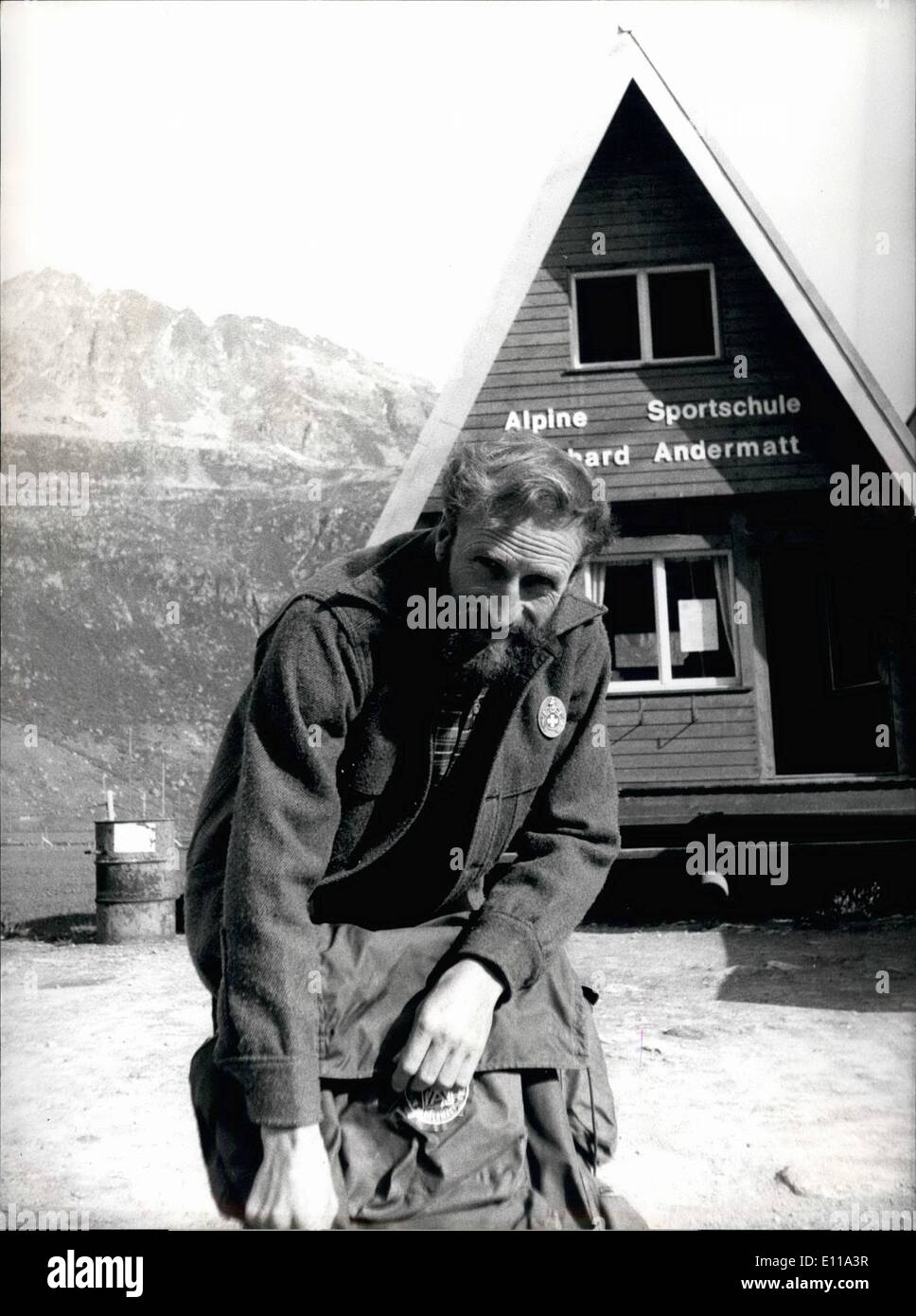 Jun. 06, 1976 Suisse - professeur à la ''Formation de survie en nature sauvage'' en Suède : M. Martin Epp Photo de l'École alpine Banque D'Images