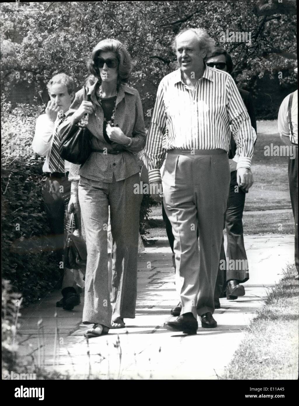 Juin 06, 1976 - M. Kissinger Chartwell visites : le Dr Henry Kissinger, secrétaire d'État américain, qui a été sur une brève visite à Londres, ce matin s'est rendu en hélicoptère à Chartwell, le Westerham, dans le Kent, accueil de feu Sir Winston Churchill. M. Kissinger était accompagné de sa seconde épouse, Nancy, et 15 ans fils, David. La photo montre la photo dans le parc de Chartwell aujourd'hui sont le Dr Henry Kissinger, parler avec Sir Christopher Soames. Banque D'Images