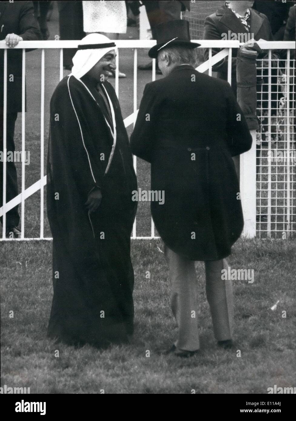 Juin 06, 1976 - steward principal de la Bahrain Jockey Club Epsom visites pour voir comment le Derby est lancé. Photo : magnifique dans sa robe noir et or, Sayed Sharaf, premier intendant de la Bahrain Jockey Club, obtenir des informations utiles à partir d'un racegoer lorsqu'il a visité hier d'Epsom pour regarder le Derby, le Bahreïn Equestrian Club de chevaux et est la construction d'un cours de plusieurs millions de livres qui devrait être ouvert en 1980, et Sayed Sharaf a été terminé pour la journée pour voir comment nous faisons les choses. Banque D'Images