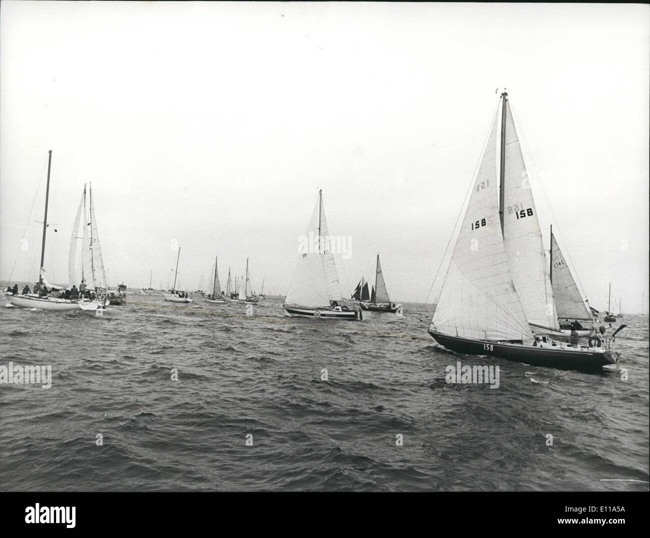 Juin 06, 1976 - Le début du cinquième single handed traduire yacht race. La plus spectaculaire d'un homme flotte yachts commencé dehors de la Plymouth de samedi, le 5 juin 2004, pour la cinquième course transatlantique en simple observateur de 3 000 miles à Newport, Rhode Island. Il y avait 125 bateaux disponibles en compétition dans la course. Banque D'Images