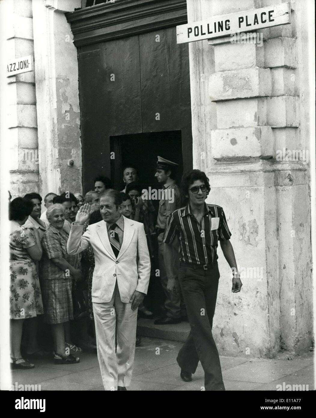 18 septembre 1976 - La population de Malte Rendez la polis dans l'île de l'élection cruciale : Il y eut un énorme turn-out que les électeurs se sont rendus aux urnes hier à Malte alors qu'ils font face à l'élection la plus cruciale dans l'histoire de l'île George Cross, chaque vote compte comme premier ministre socialiste Dom Mintoff se bat pour s'accrocher à sa majorité d'un et battre le défi des nationalistes. Photo montre. Le Dr George Borg Olivier, le chef du parti nationaliste, accompagné de son fils Peter, quitter le bureau de vote l'exercice de leur droit de vote d'hier. Banque D'Images