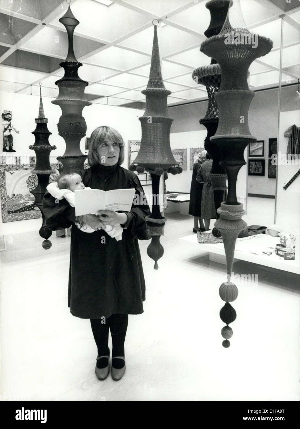 01 octobre 1976 - de la broderie's Guild exposition au Commonwealth Institute. La photo montre la structure tubulaire et pendaisons sphérique par Banque D'Images