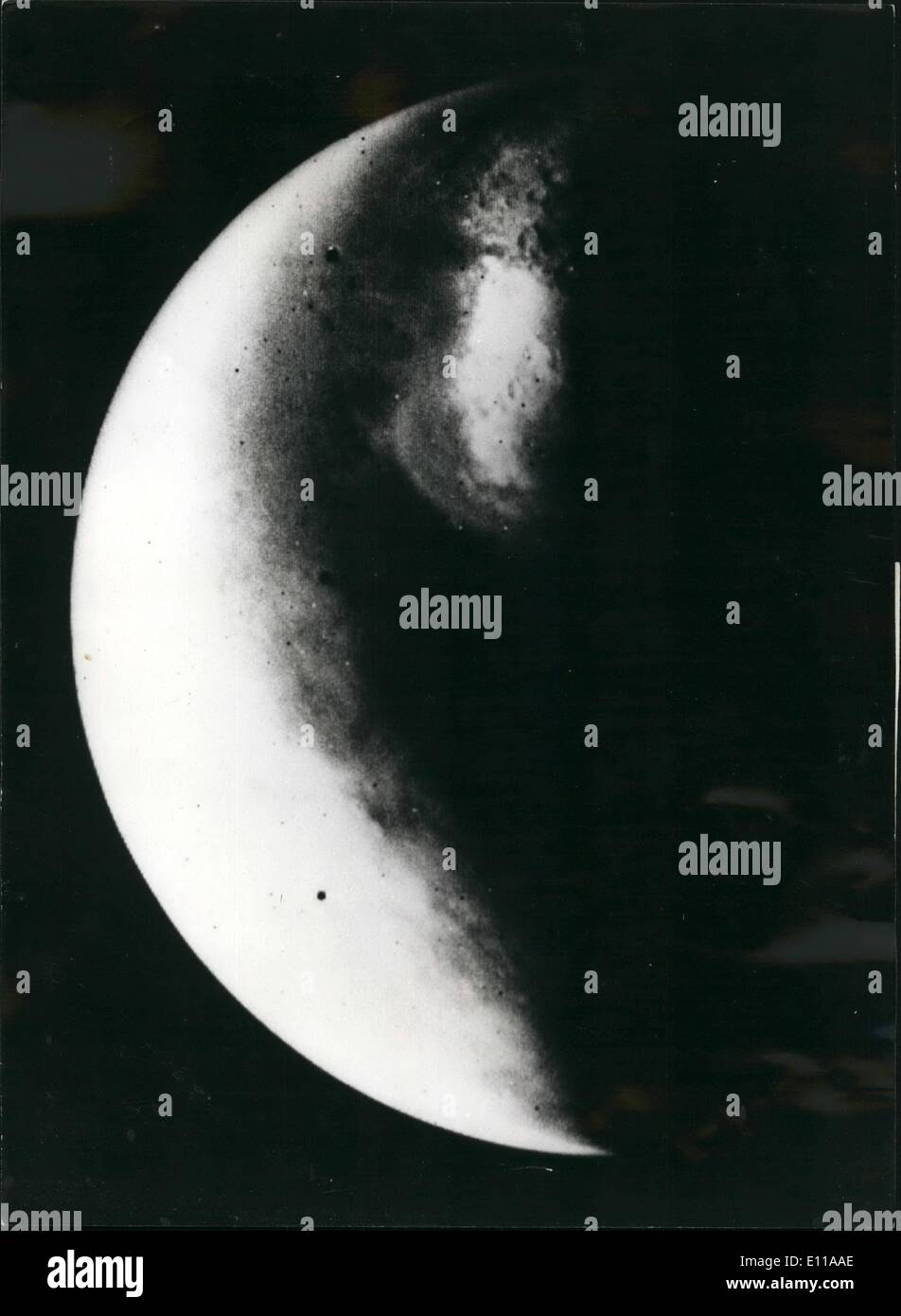 Juin 06, 1976 - Le visage de Mars à partir de 425 000 miles de la planète : La NASA a publié cette photo de Mars prise 425 000 miles de la planète par la sonde Viking l. L'engin devrait faire un atterrissage en douceur sur la surface de Mars le 4 juillet à temps pour le bicentenaire de l'Amérique. Dans l'image est du nord vers le coin supérieur droit et le sud est dans les zones sombres de la partie inférieure gauche. Il est à la recherche à la matinée de la planète, alors qu'il pivote de gauche à droite. De nombreux cratères sont visibles en bas à gauche de l'image centre Banque D'Images