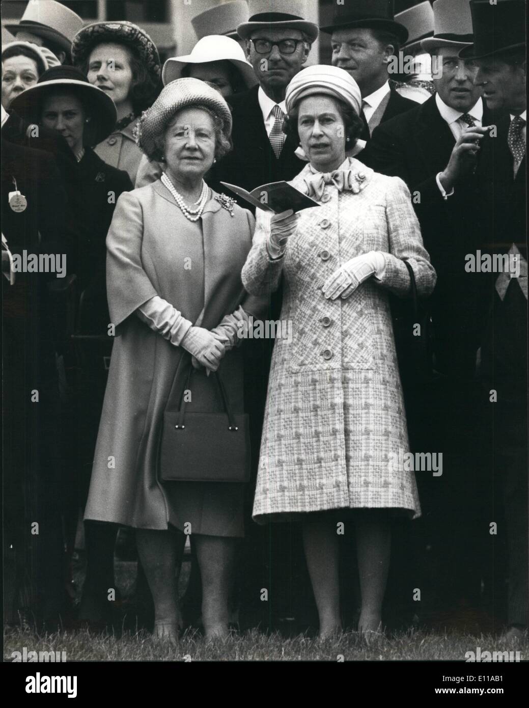Juin 06, 1976 - La Reine à Epsom pour voir Piggott gagner le Derby sur Empery : Photo montre de Sa Majesté la reine avec la reine mère regarder la parade de chevaux Derby à Epsom aujourd'hui. Banque D'Images