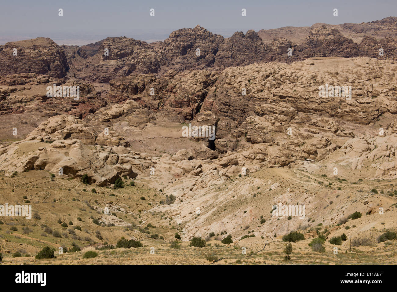 À la recherche vers le bas sur le haut de la gorge étroite du siq comme il coupe à travers la roche à la cité perdue de Petra, Jordanie Banque D'Images