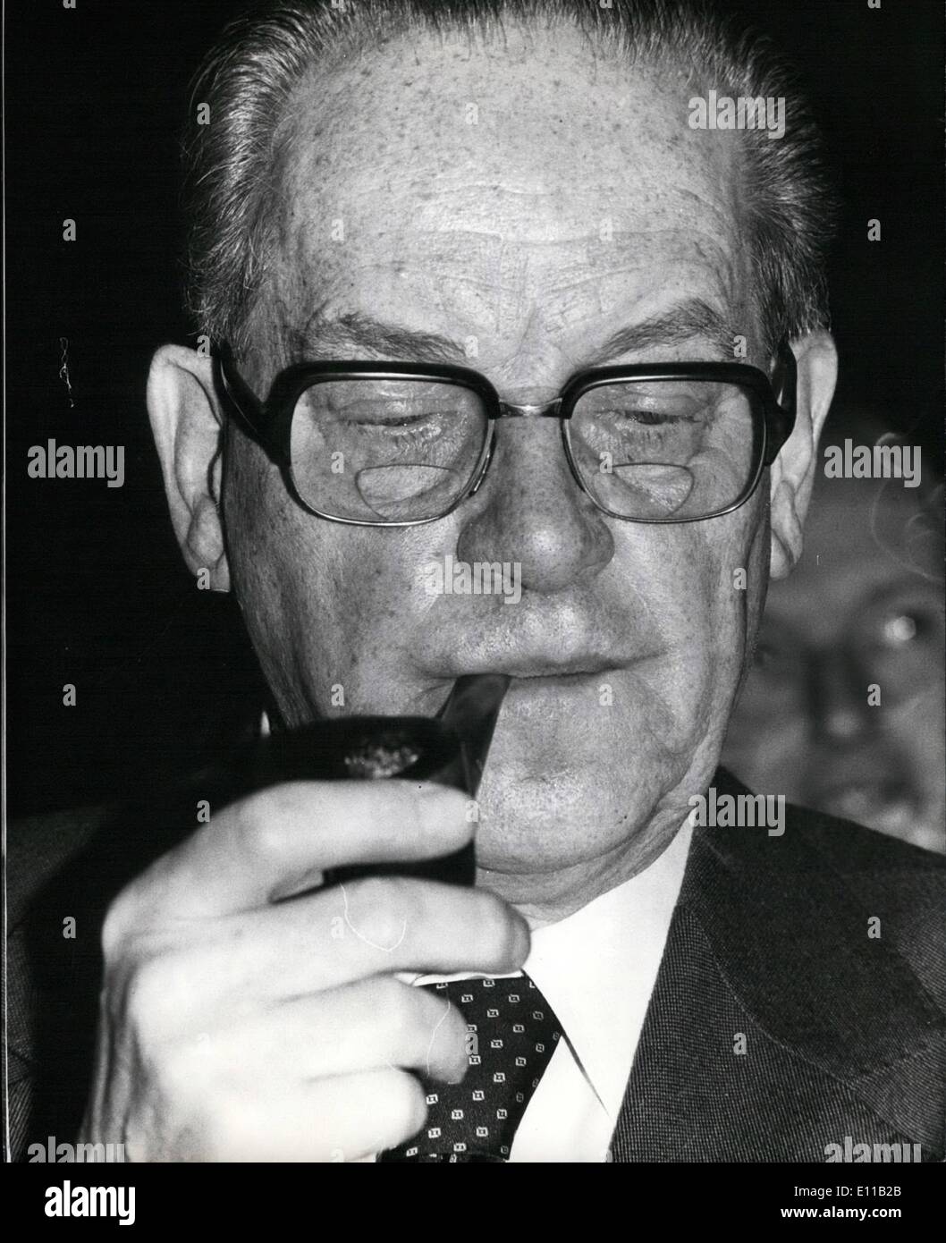 Juillet 07, 1976 - 70e anniversaire de Herbert Wehner : le 11 juillet 1976, le chef parlementaire du parti social-démocrate, Herbert Wehner (photo) sera âgé de 70 ans. Né à Dresde, Wehner a commencé à travailler comme commis, mais en 1925 s'est tourné vers le journalisme. En 1923, il est devenu politiquement actif et rejoint l'union en 1924. 1927 il entre dans le parti communiste d'Allemagne (KPD) et est devenu secrétaire du parti ; c'est 1935, il émigra, enfin à l'Union soviétique. 1942 Herbert Wehner a quitté le Parti communiste et est allé en Suède, où il a été interné à cause de conspiration Banque D'Images