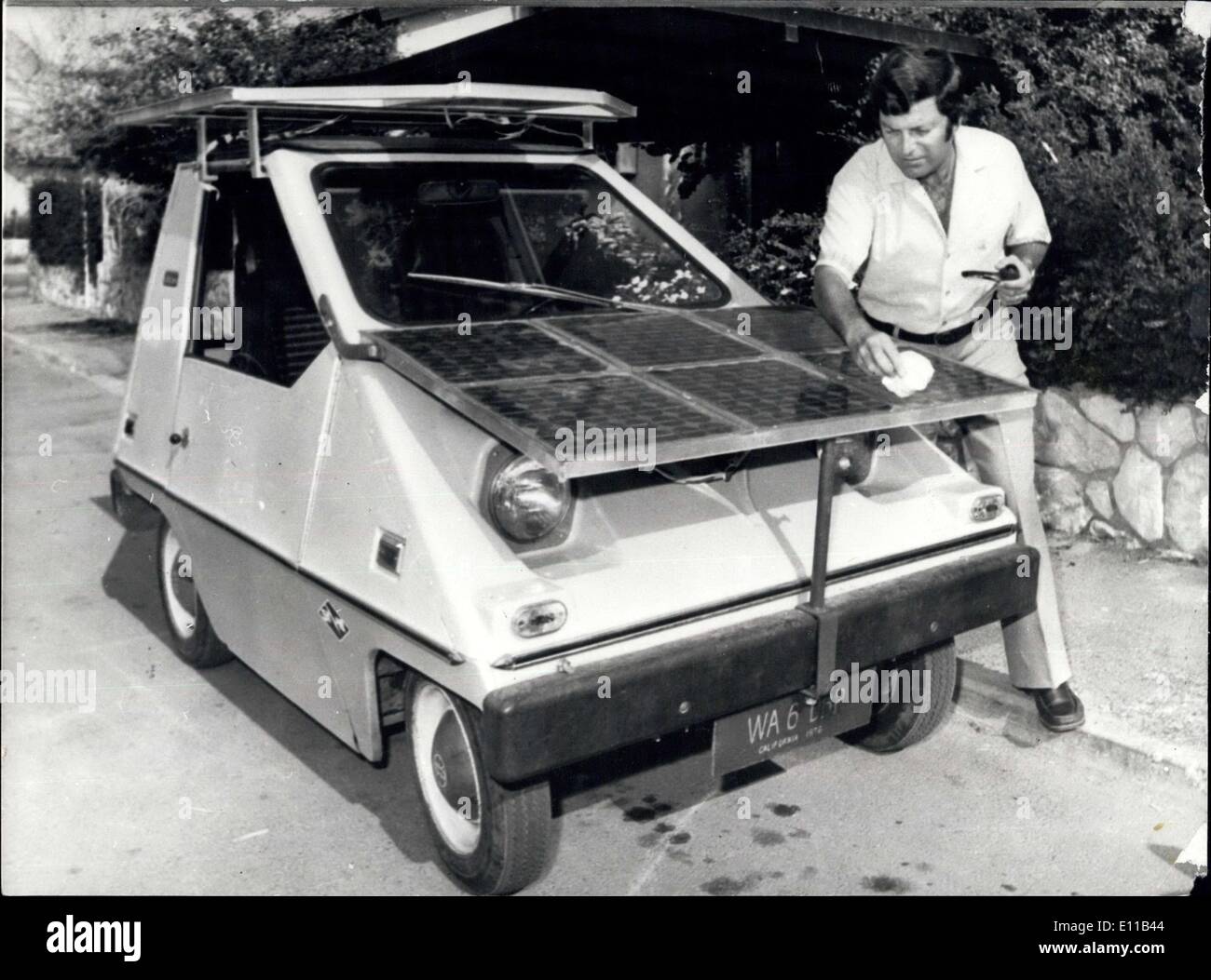 18 oct., 1976 - ''Le vilain petit canard'' fait ses débuts, la première voiture civile partiellement alimenté par l'énergie solaire : une voiture à deux places connu comme ils ''vilain petit canard'' a fait l'histoire de l'automobile en devenant la première voiture civile partiellement alimenté par l'énergie solaire. Le professeur Arye Braunstein, chef du département de génie de l'Université de Tel-Aviv, a démontré la ''vilain petit canard'', qui a été converti à partir d'un véhicule électrique alimenté par batterie dans un ''Mixed-carburant véhicule'' Banque D'Images
