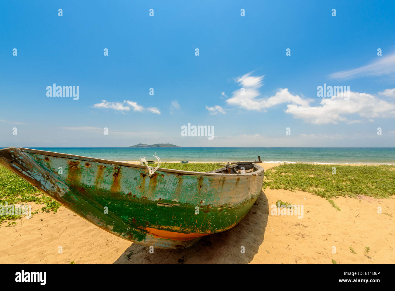 Un vieux bateau en bois se trouve sur le sable. Banque D'Images