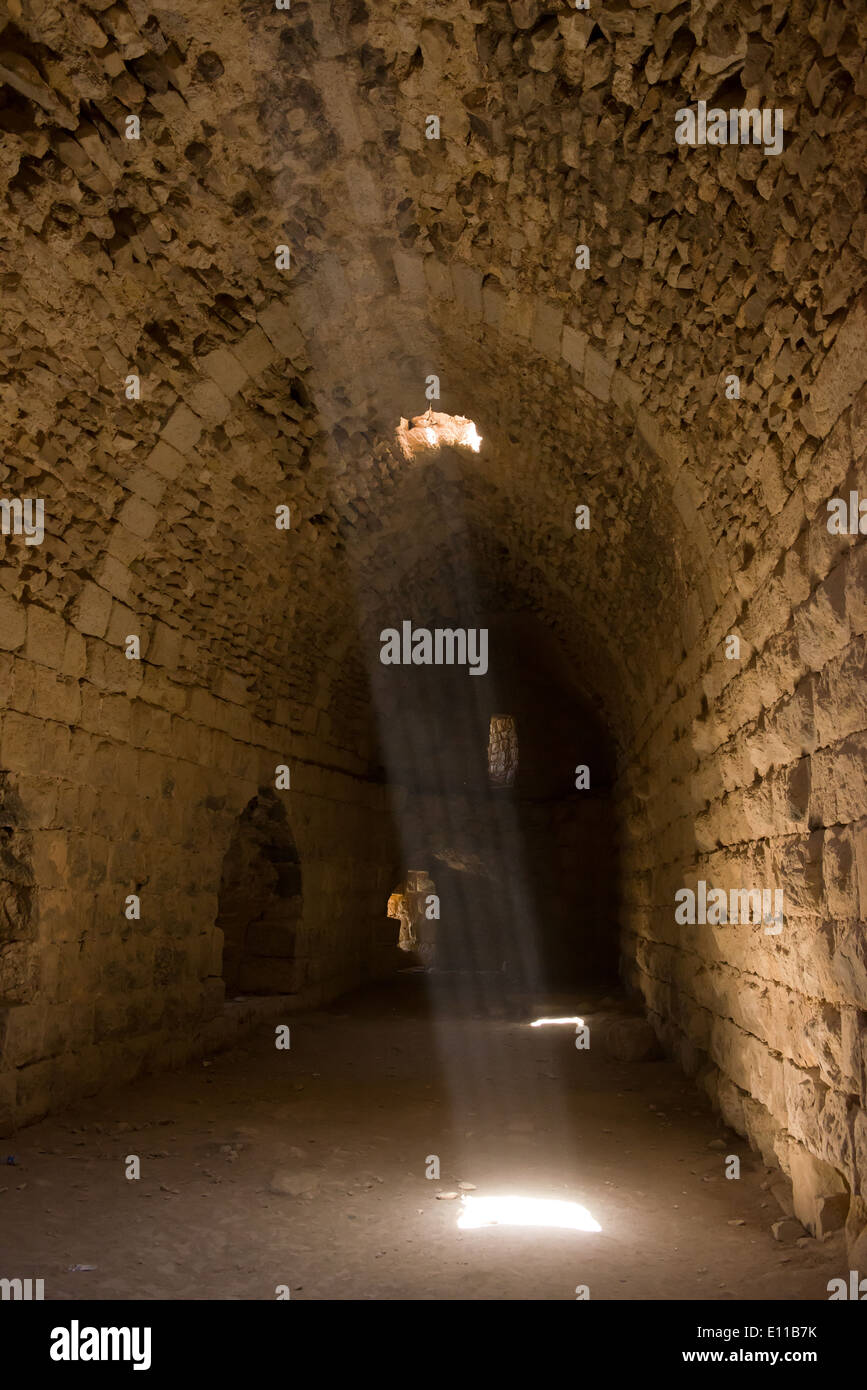 Faisceau de lumière brillant à travers le toit des bâtiments dans le château des Croisés de Karak, Jordanie Banque D'Images