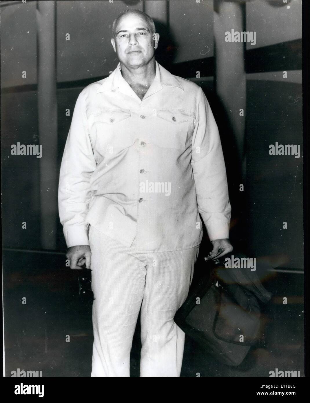 11 novembre 1976 - Marlon Brando arrive en Australie après le tournage à Manille : le célèbre film star, Marlon Brando, récemment arrivé à Sydney, en Australie, après avoir travaillé sur son dernier film, ''Apocalypse Now'' histoire de la guerre du Vietnam réalisé par Francis Ford Coppola. Marlon, qui est maintenant 52, ne seraient pas dire si il avait perdu de sa récente 18-poids en pierre tout en travaillant dans l'Extrême-Orient. Photo montre Marlon Brando vu à son arrivée à Sydney sur le chemin de sa maison à Tetizoa, son propre projet de loi d'atoll du Pacifique Sud. Banque D'Images
