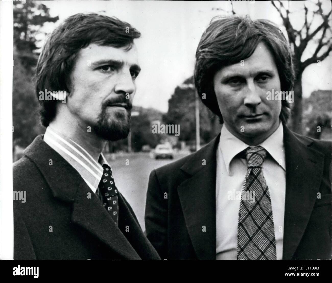 11 novembre 1976 - Quatrième jour de l'audience à Jeremy Thorpe : Photo de Minehead. ShowsMr Roger Courtiour (à gauche) et M. Barry Penrose auteur de ''Fichier'' Pencourt à Minehead pour le tribunal audience à laquelle M. Peter Bessell dit de correspondance avec eux. Banque D'Images
