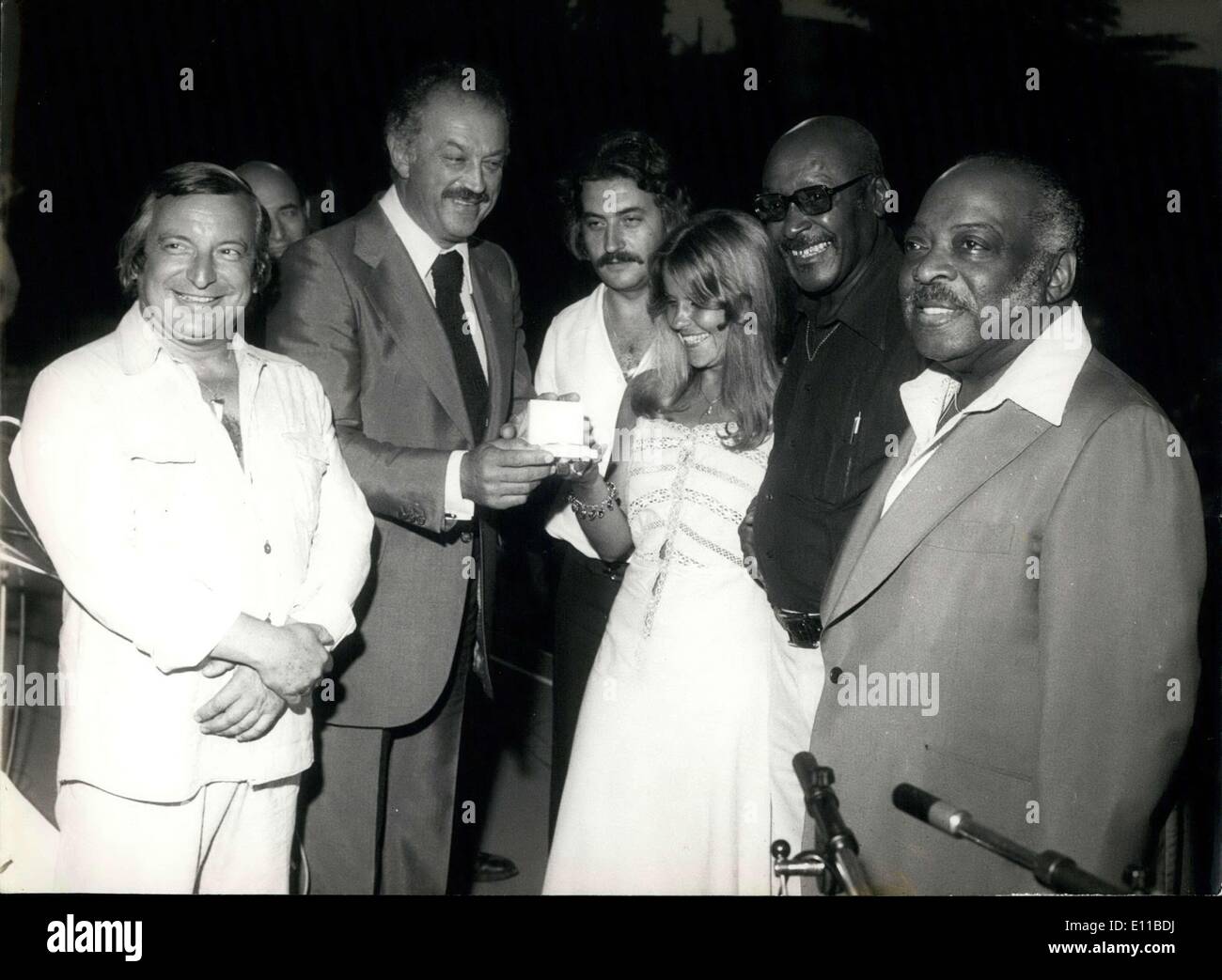 Juillet 13, 1976 - Mme Topiau est l'un des ''Locomotives''. Chalkitis a remporté le prix pour sa chanson ''Milady Lena''. Jacques Medecin, maire de Nice, et Claude Tabet, qui a organisé l'award show, sont à gauche. Count Basie, le célèbre musicien de jazz est à l'extrême droite. Banque D'Images