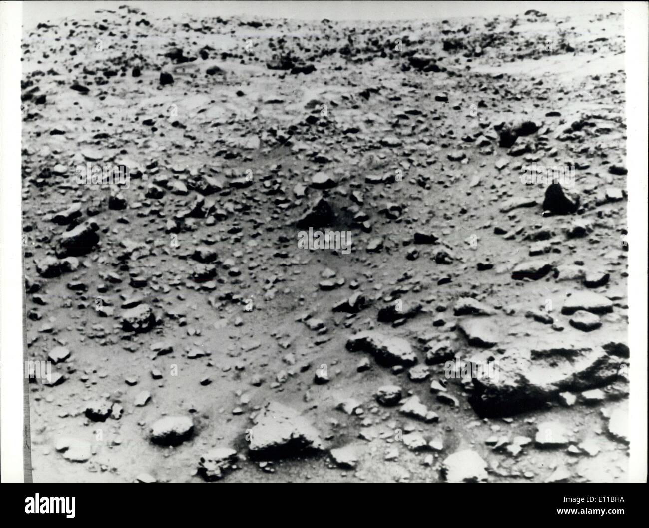 Juillet 27, 1976 - Premières images de la planète rouge Mars : La NASA a publié la première photo prise sur la surface de Mars par Viking 1 qui montre le sol martien est composé principalement de matériaux fins rougeâtre parsemé de rochers et de galets. Ce voyage a eu Viking l 11 mois pour traverser les 200 millions de kilomètres de l'espace. Banque D'Images