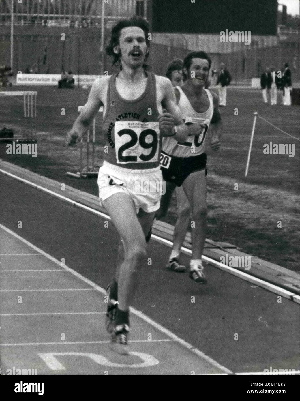 08 août 1976 - Dutchman vole la vedette à l'échelle nationale A.A.A. Championnats d'athlétisme à Crystal Palace : un coureur néerlandais, qui n'était pas sélectionné pour les Jeux olympiques parce qu'il a été blessé au cours des 10 derniers mois, a souligné le jour de l'ouverture de l'ensemble du pays aux championnats AAA à Crystal Palace, hier, lorsqu'il a gagné le 10 000 mètres dans un cadre raffiné. Gerard Tebroke, 26, un étudiant de Arnham, a remporté l'épreuve en 28min. 3,95 s. Photo montre. Gereard Tebroke Dutchman tours certains concurrents comme il a facilement remporte le 10 000 mètres. Banque D'Images