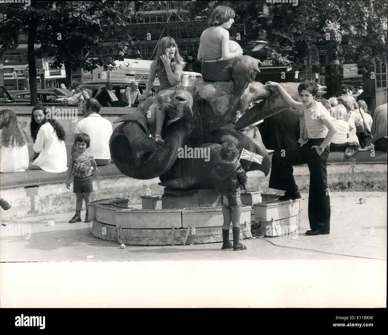 08 août 1976 - Trafalgar Square's célèbres fontaines sont désactivées dans le cadre de mesures d'urgence pour sauver l'eau de Londres, les londoniens ne sont pas encore fait assez pour économiser l'eau, en dépit de l'interdiction de l'utilisation de tuyaux et d'appel au public de Londres est à l'aide de 440 millions de gallons par jour, ce qui a conduit à la Thames Water Authority pour couper la pression de l'eau à Londres par 25 pour cent pour aider à conserver la diminution des fournitures causé par la sécheresse. Photo montre les fontaines à Trafalgar s'arrêter dans le cadre des mesures d'urgence qu'aujourd'hui et les gens à pied sur l'intérieur de la fontaine qui est généralement rempli avec de l'eau. Banque D'Images