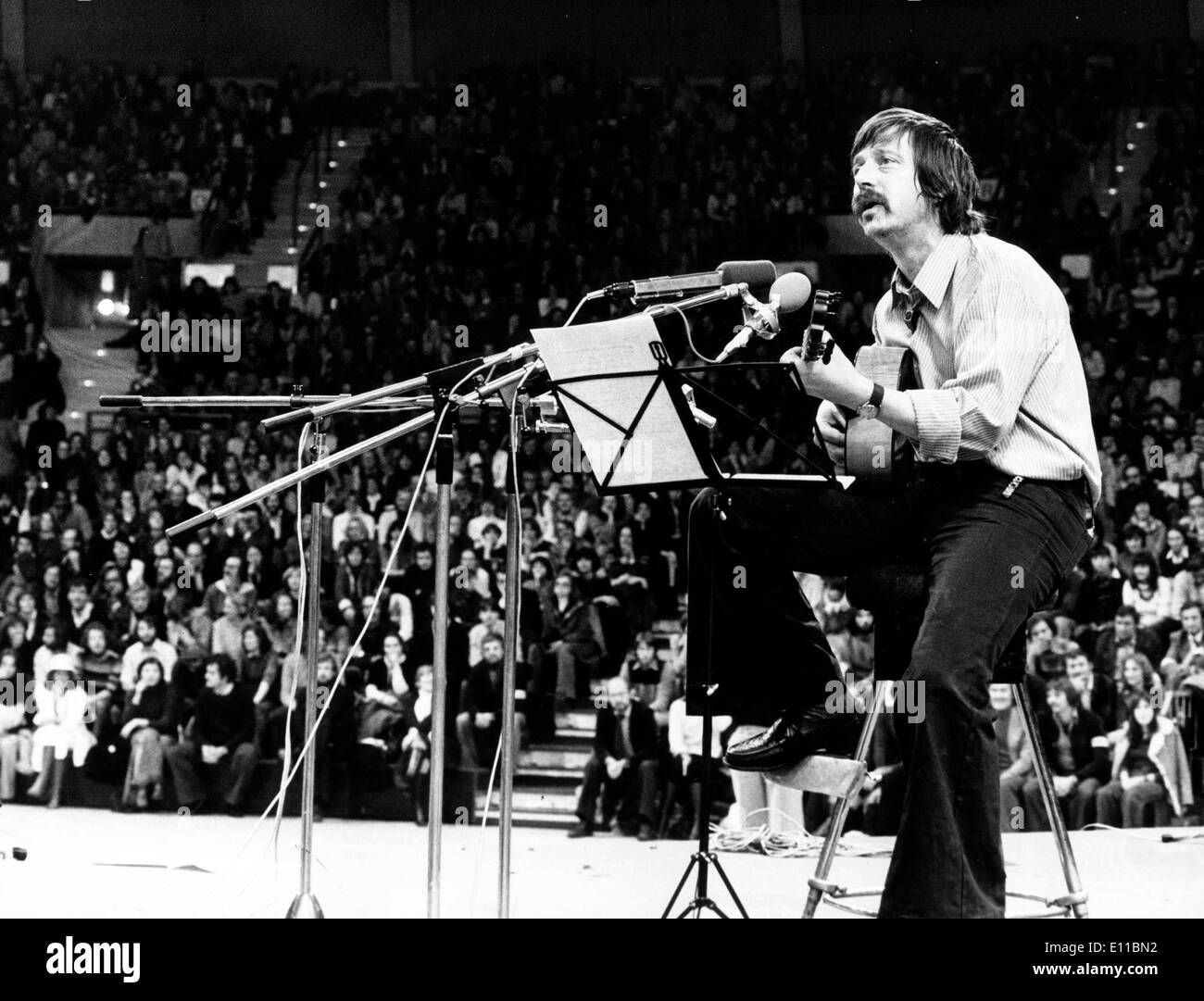 Nov 25, 1976 ; Munich, Allemagne ; le chanteur Wolf Biermann est sur scène à Munich, en jouant à un full house le 25 novembre 1976. Quelque 6 500 personnes étaient venus à la salle de basket-ball olympique pour voir et entendre le chanteur, qui avait été récemment expulsés de la République démocratique allemande lors d'une tournée en West-Germany, en personne. Banque D'Images