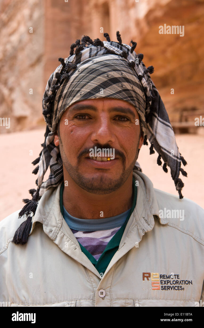 Homme bédouin avec une dent en or et un keffieh noir, Petra, Jordanie Banque D'Images